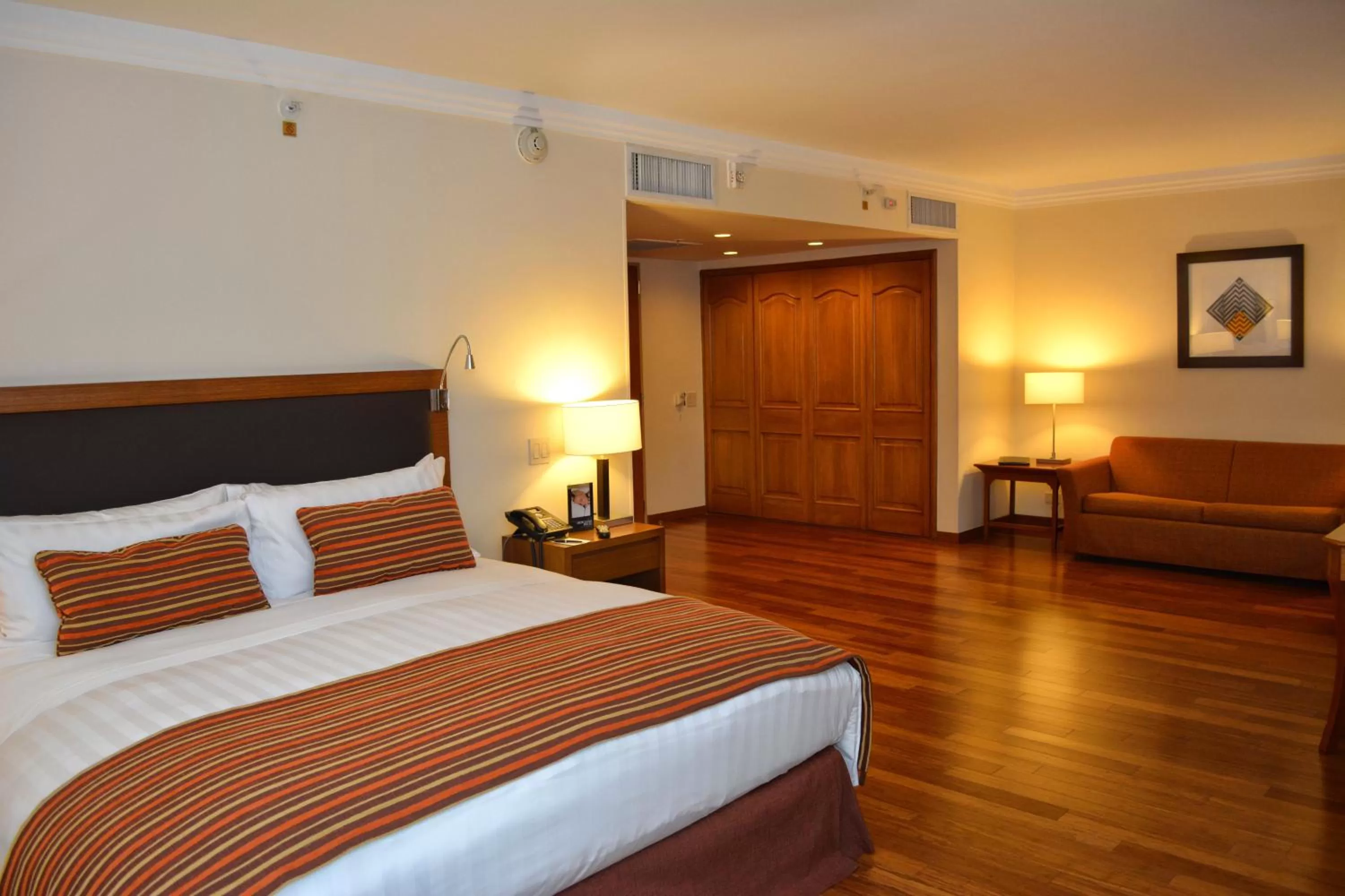 King Room with Wheelchair Access - Non-Smoking in Hotel Intercontinental Cali, an IHG Hotel