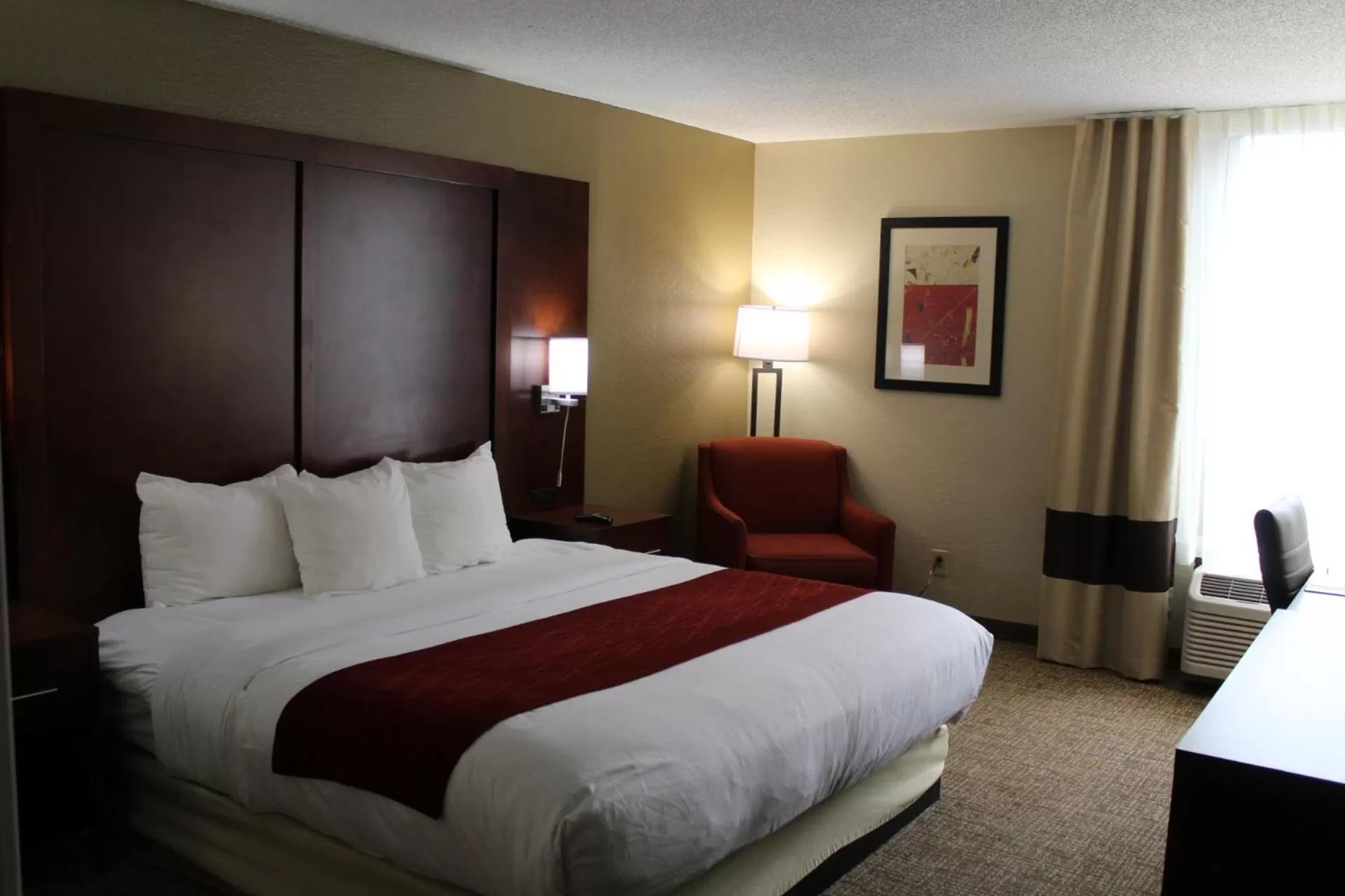King Room with Accessible Tub - Accessible/Non-Smoking in Comfort Inn Laurinburg