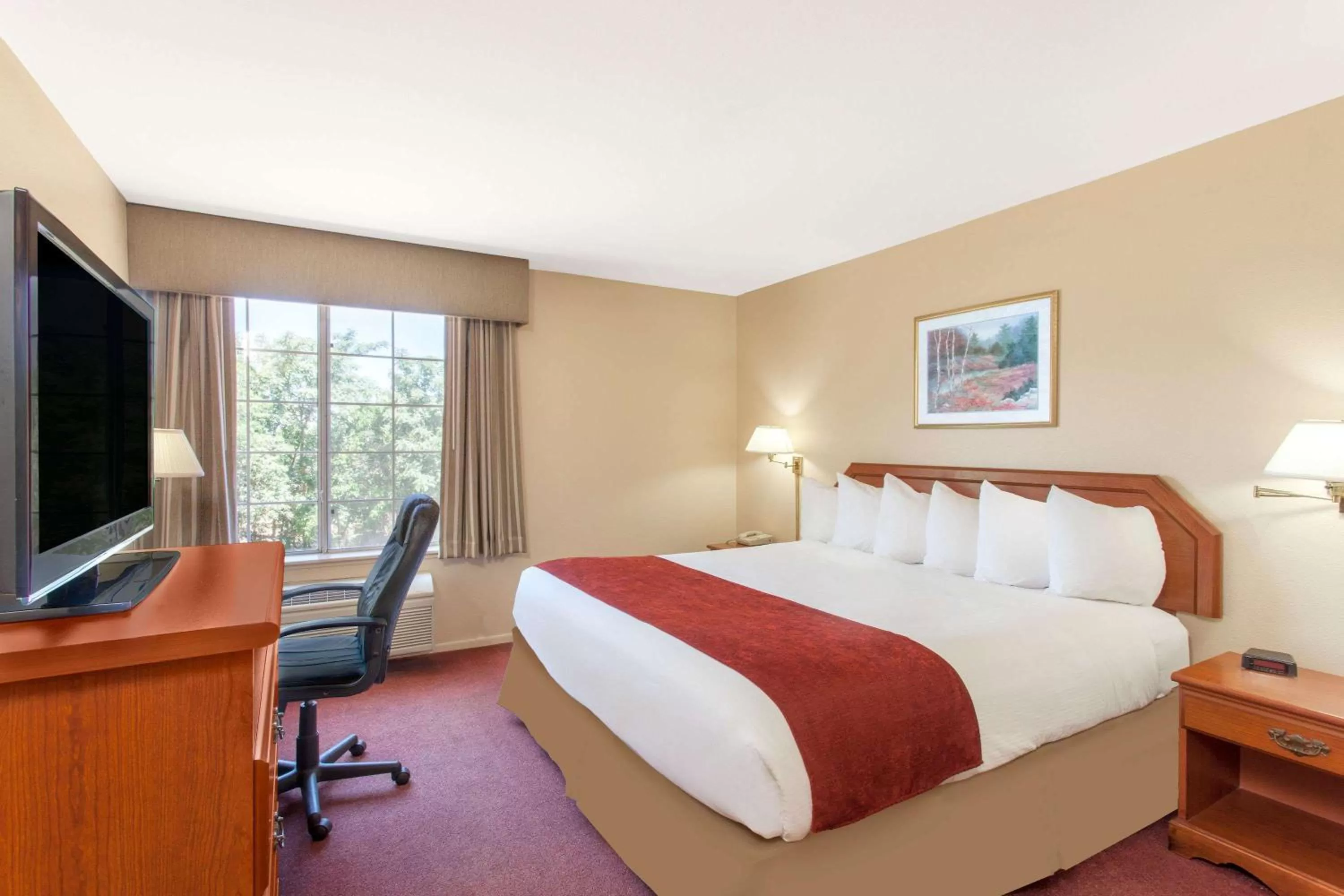Queen Room with Mobility/Hearing Access - Non-Smoking in Ramada by Wyndham Fresno Northwest