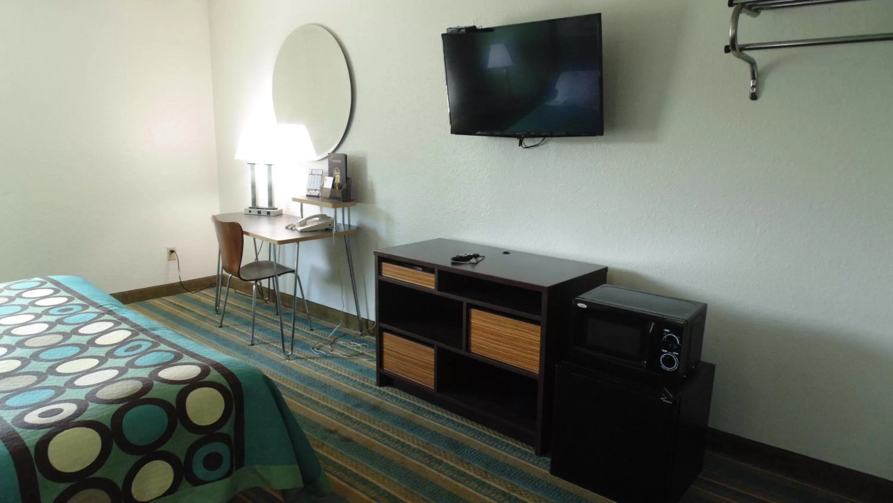 King Room - Disability Access/Non-Smoking in Super 8 by Wyndham Sapulpa/Tulsa Area