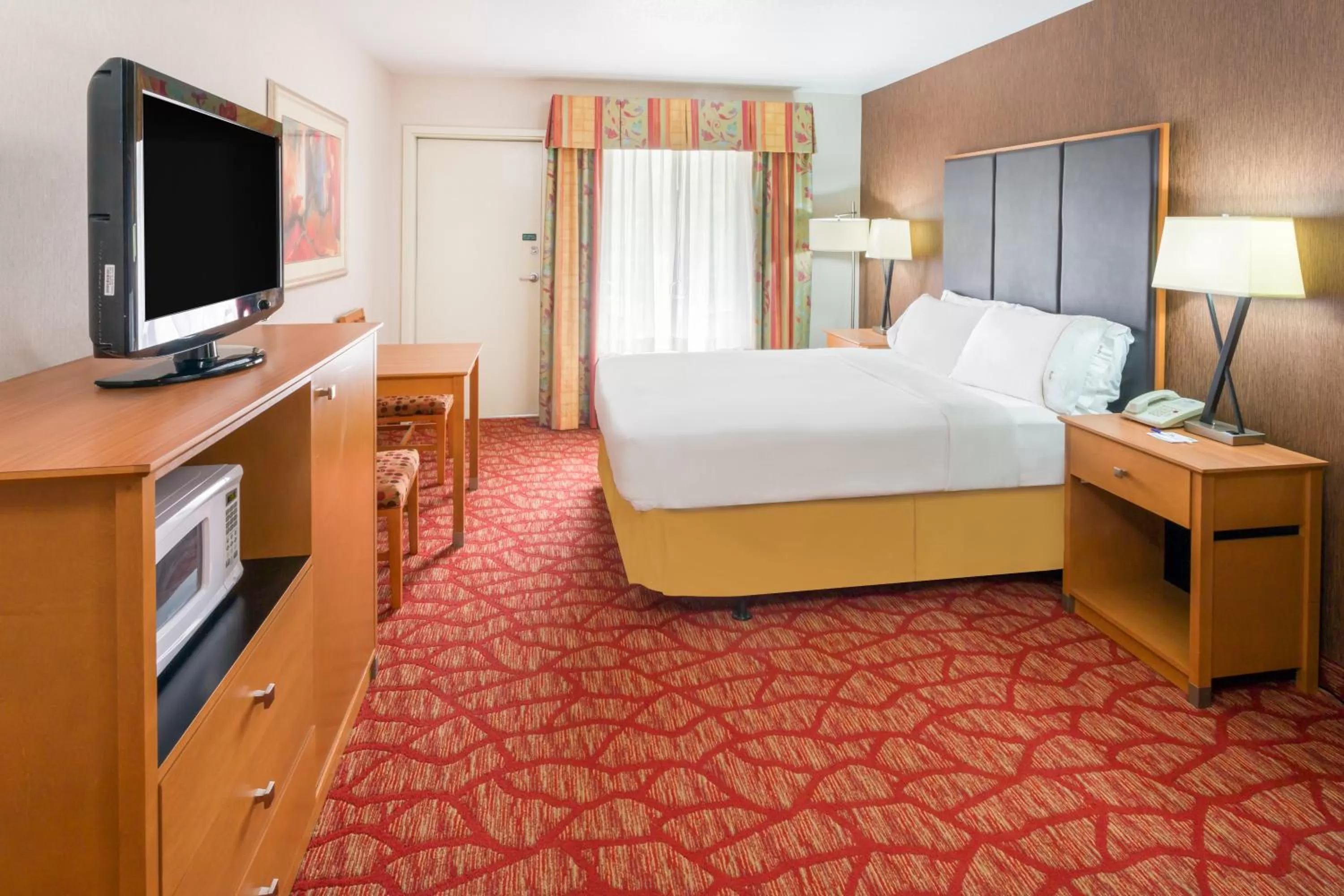 Queen Studio - Disability Access/Roll-in Shower/Non-Smoking in Holiday Inn Express Roseburg by IHG