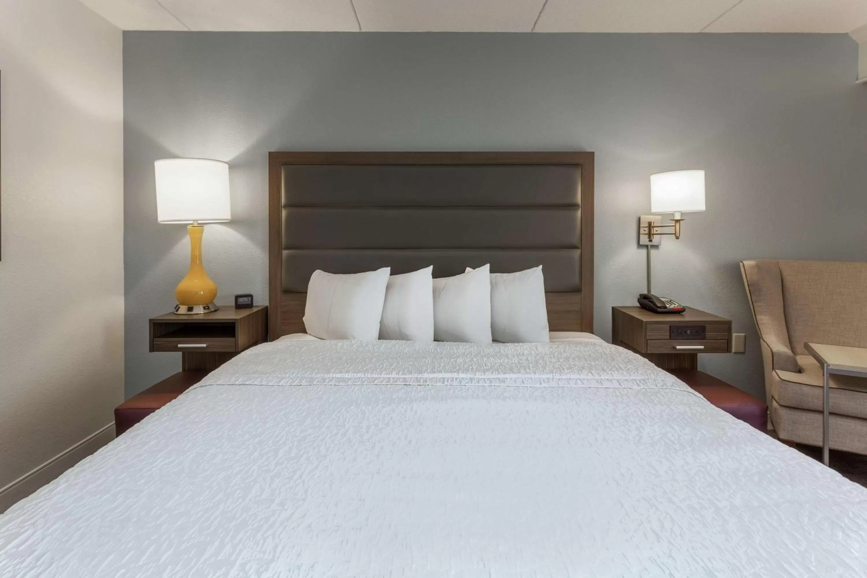 King Room with Accessible Tub - Mobility and Hearing Access/Non-Smoking in Hampton Inn Groton/Mystic