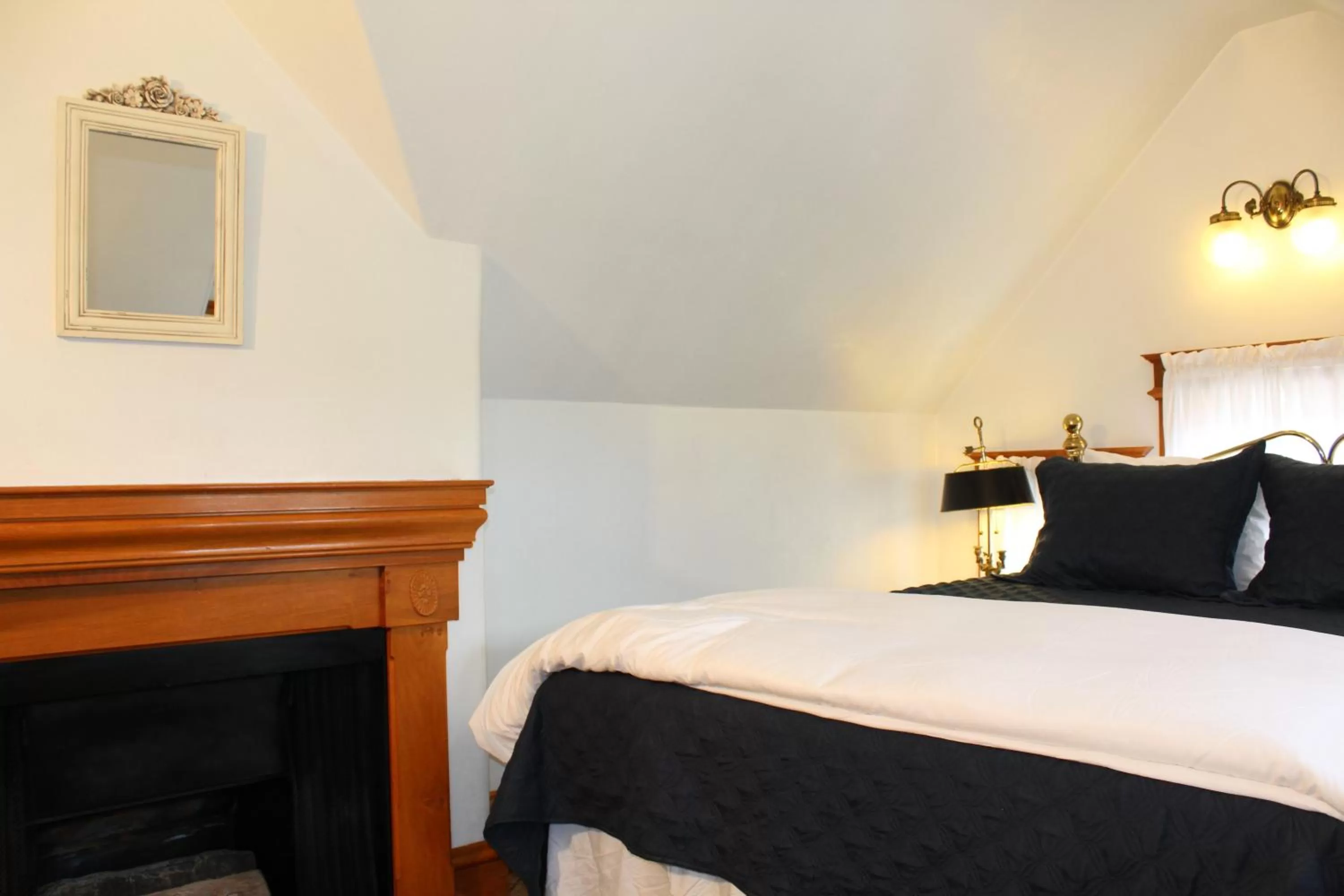 Queen Room in Pacific Grove Inn