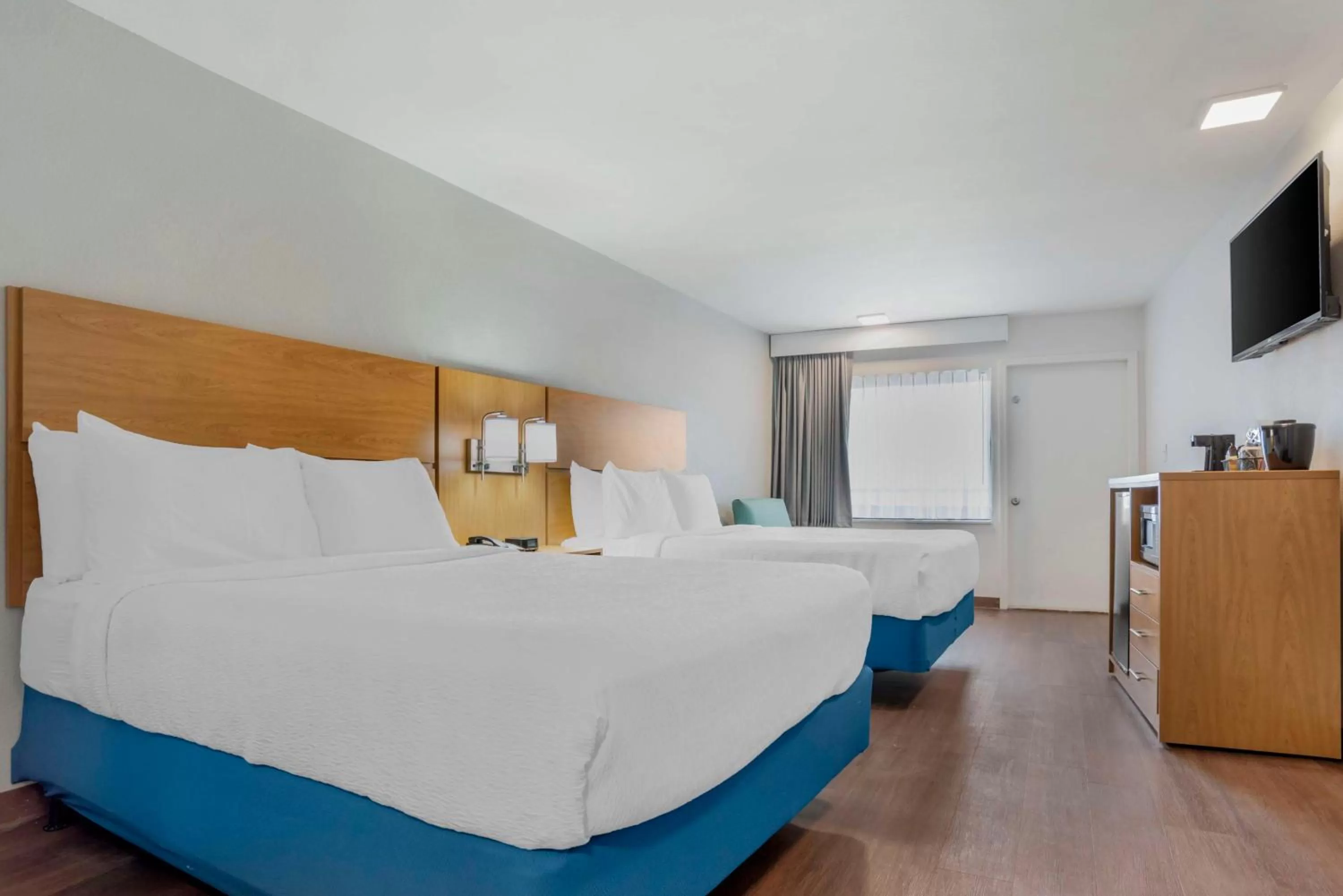 Queen Room with Two Queen Beds and Water View - Kitchenette/Non-Smoking in Chateau Beachfront Hotel, a By the Sea Resort