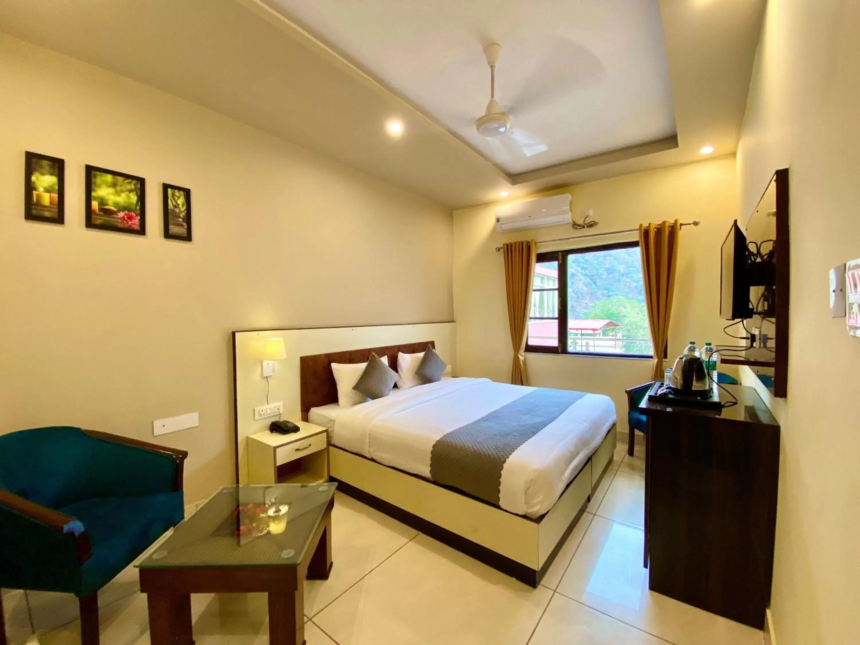 Double Room with Mountain View in Tapovan New Residency By FTP Hotels
