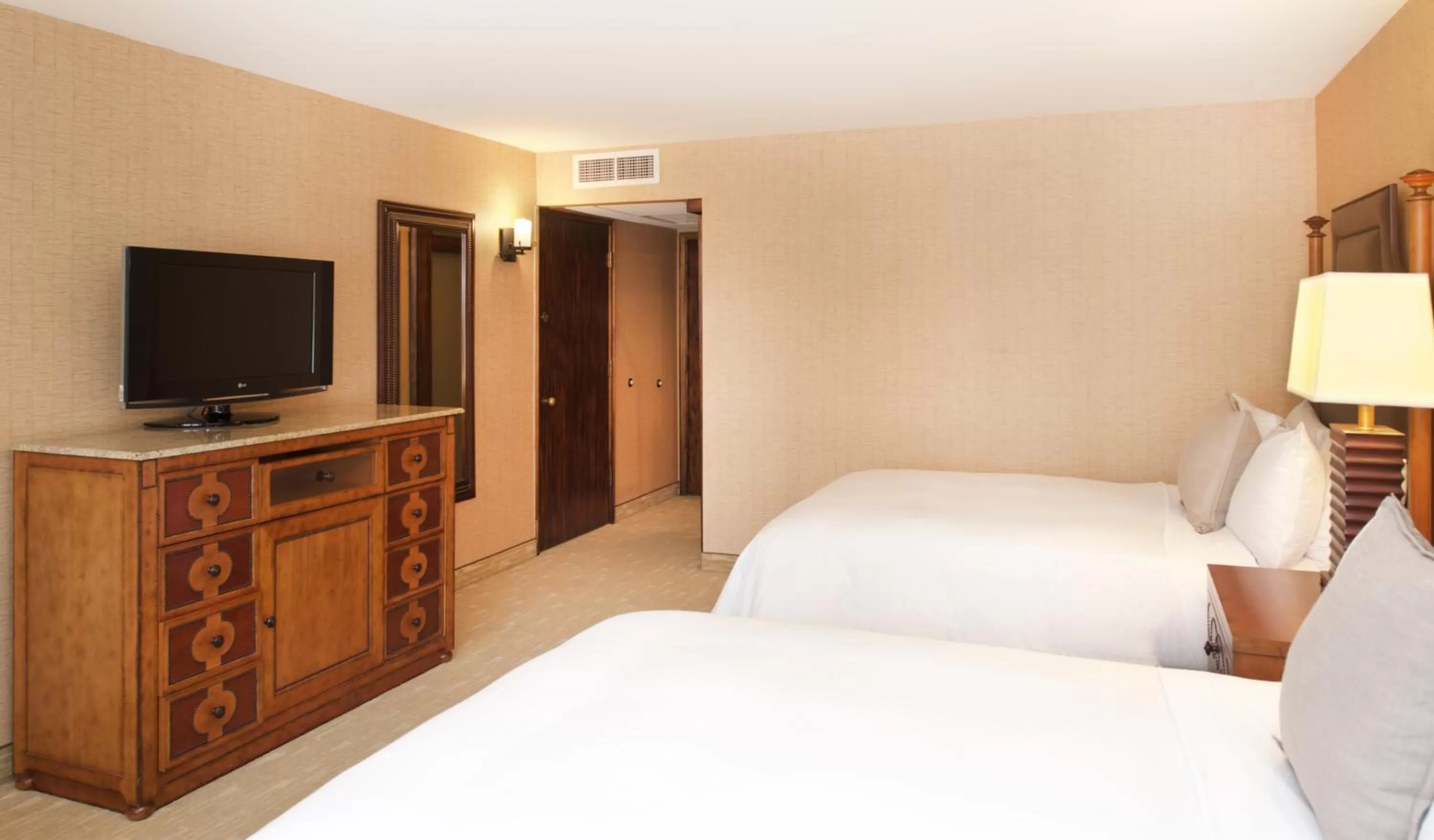 Standard Queen Room with Two Queen Beds in Lake Arrowhead Resort & Spa