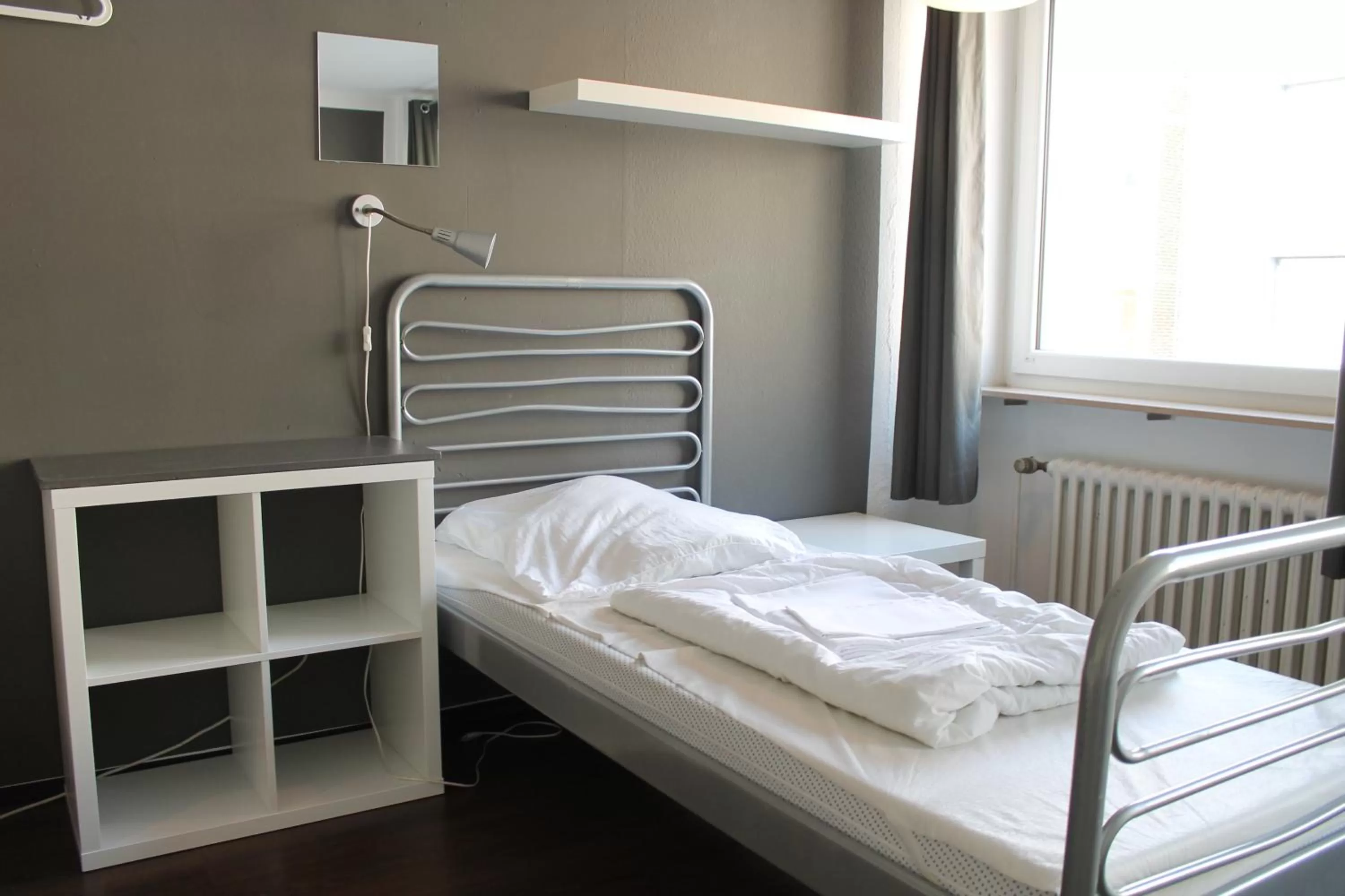 Single Room with Shared Bathroom - single occupancy in Station - Hostel for Backpackers