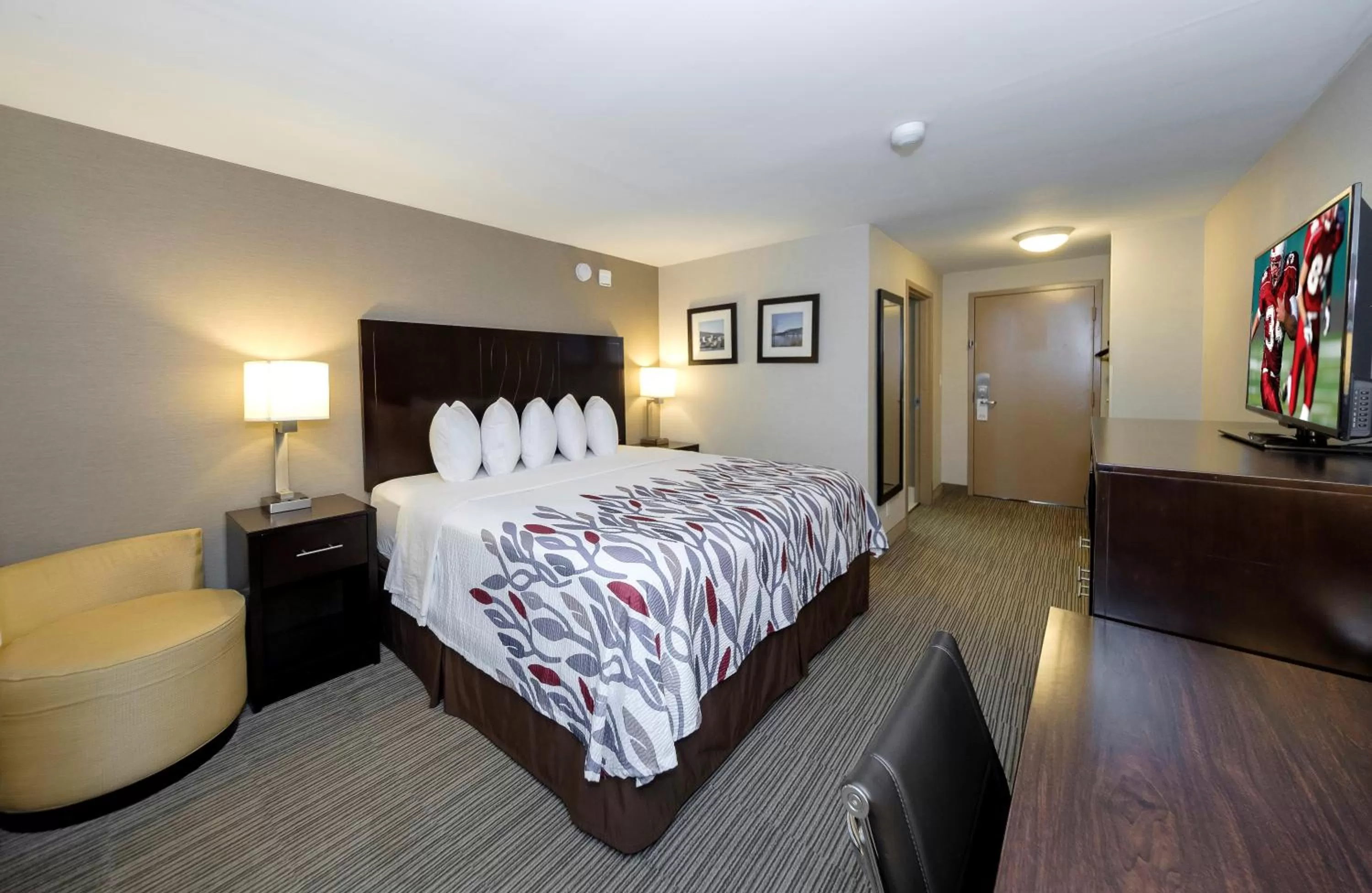 Deluxe King Room – Disability Access/Roll-In Shower Non-Smoking in Red Roof Inn & Suites Newburgh - Stewart Airport West Point