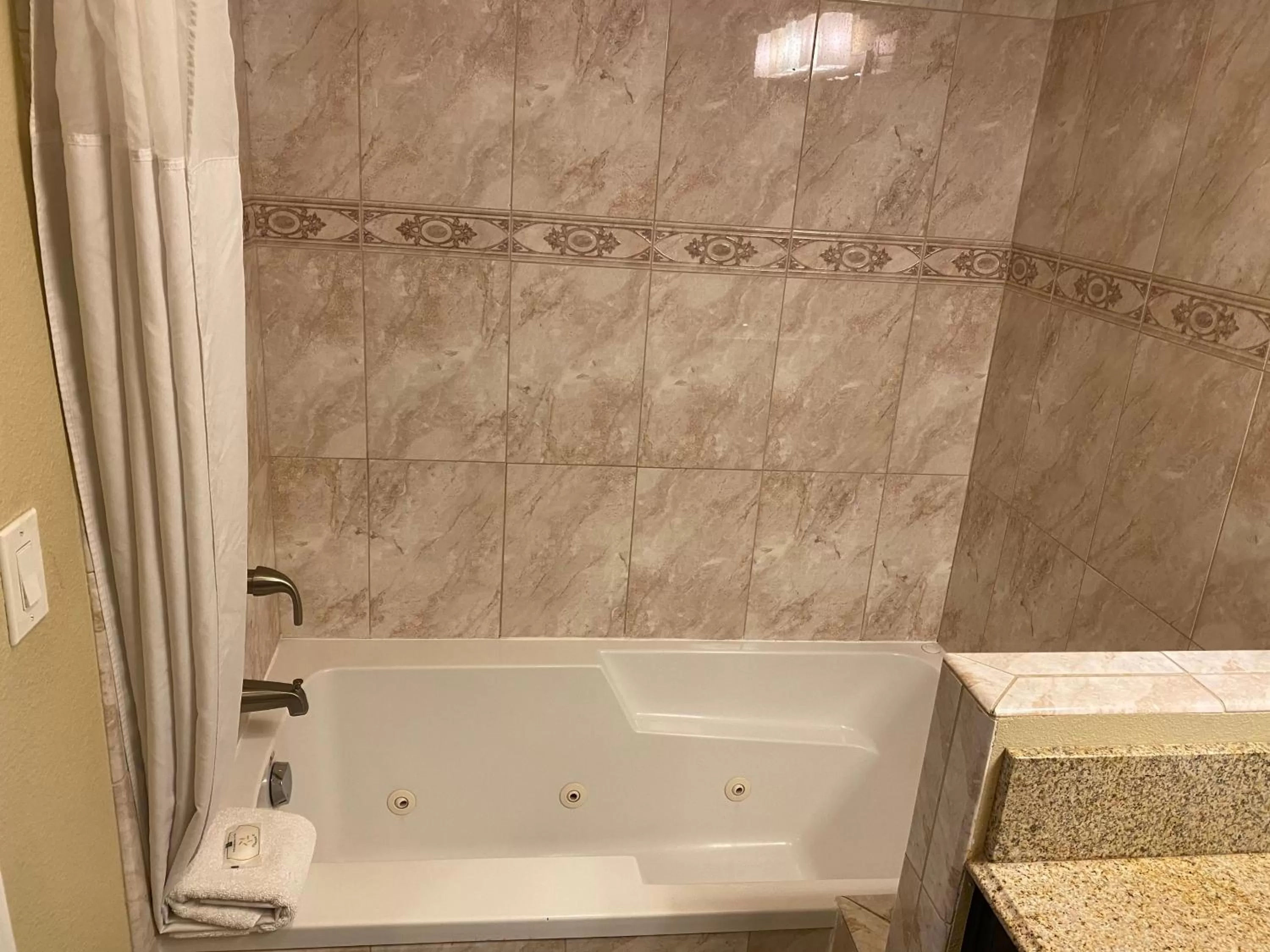 Hot Tub in Quality Inn Downey