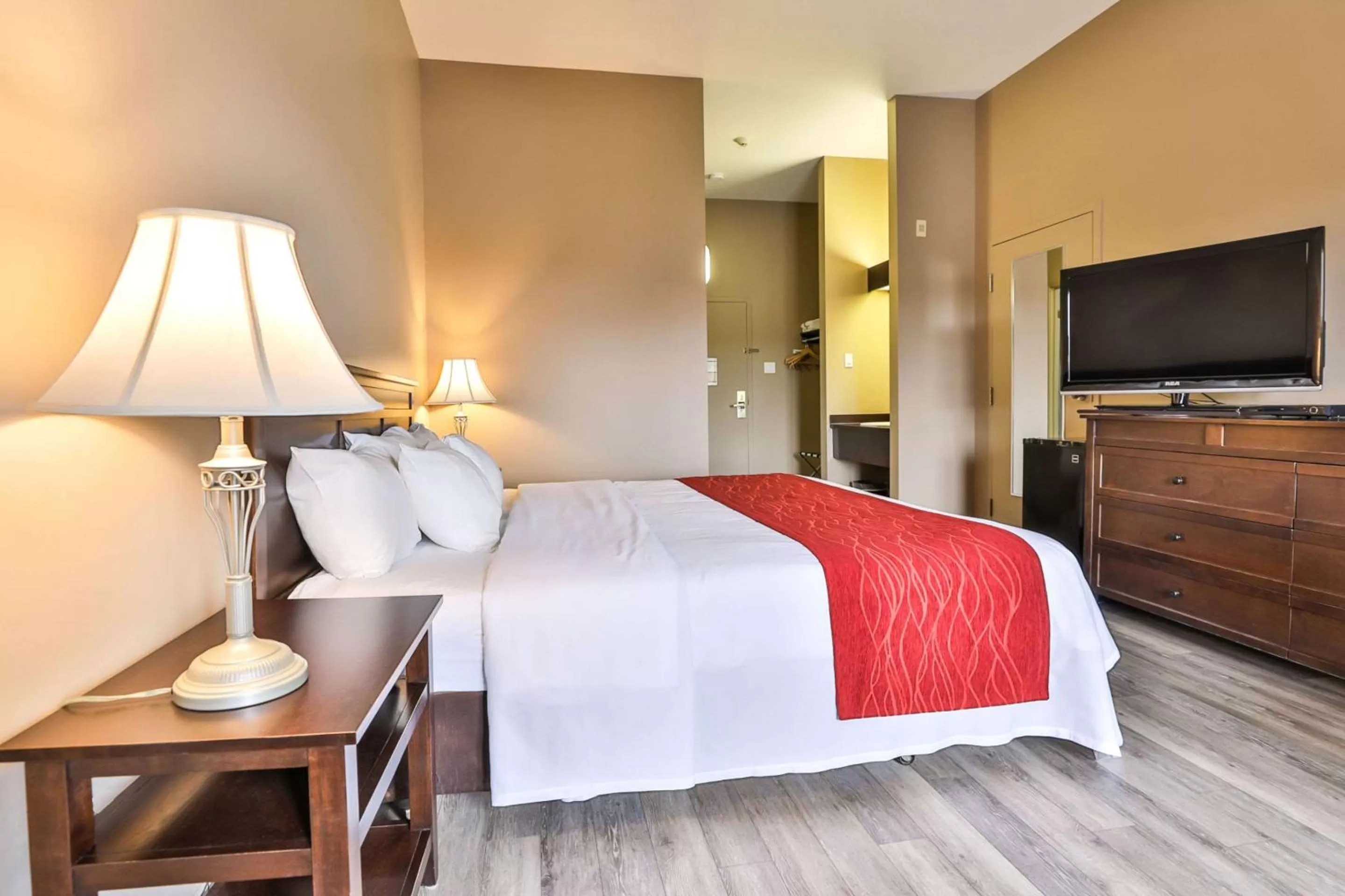 Business King Room - Non-Smoking in Comfort Inn & Suites