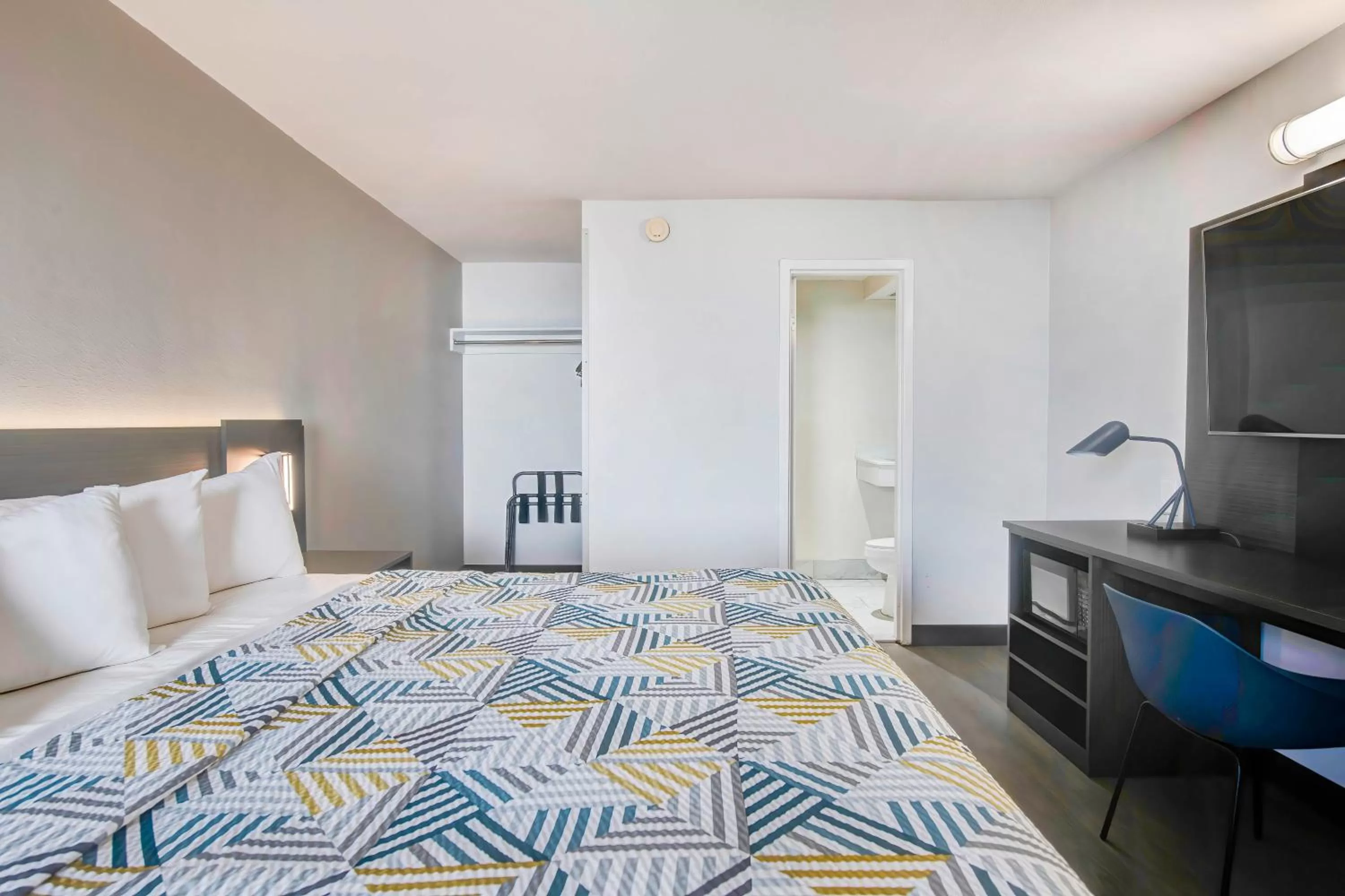 King Room with Roll-in Shower - Disability Access - Non-Smoking in Motel 6 Atlanta, Ga - Midtown