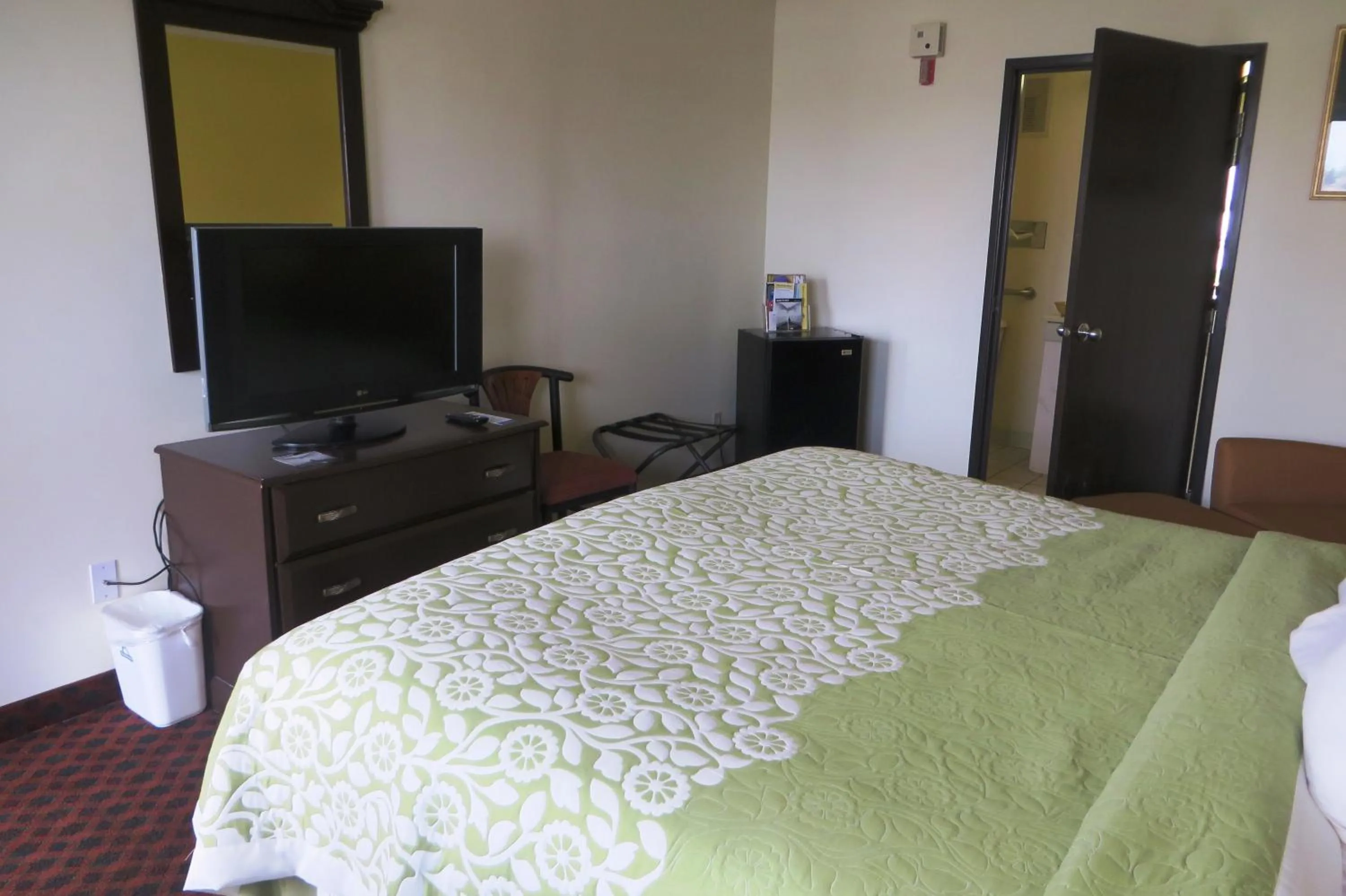 King Room - Mobility Access/Non-Smoking in Days Inn by Wyndham Plainfield