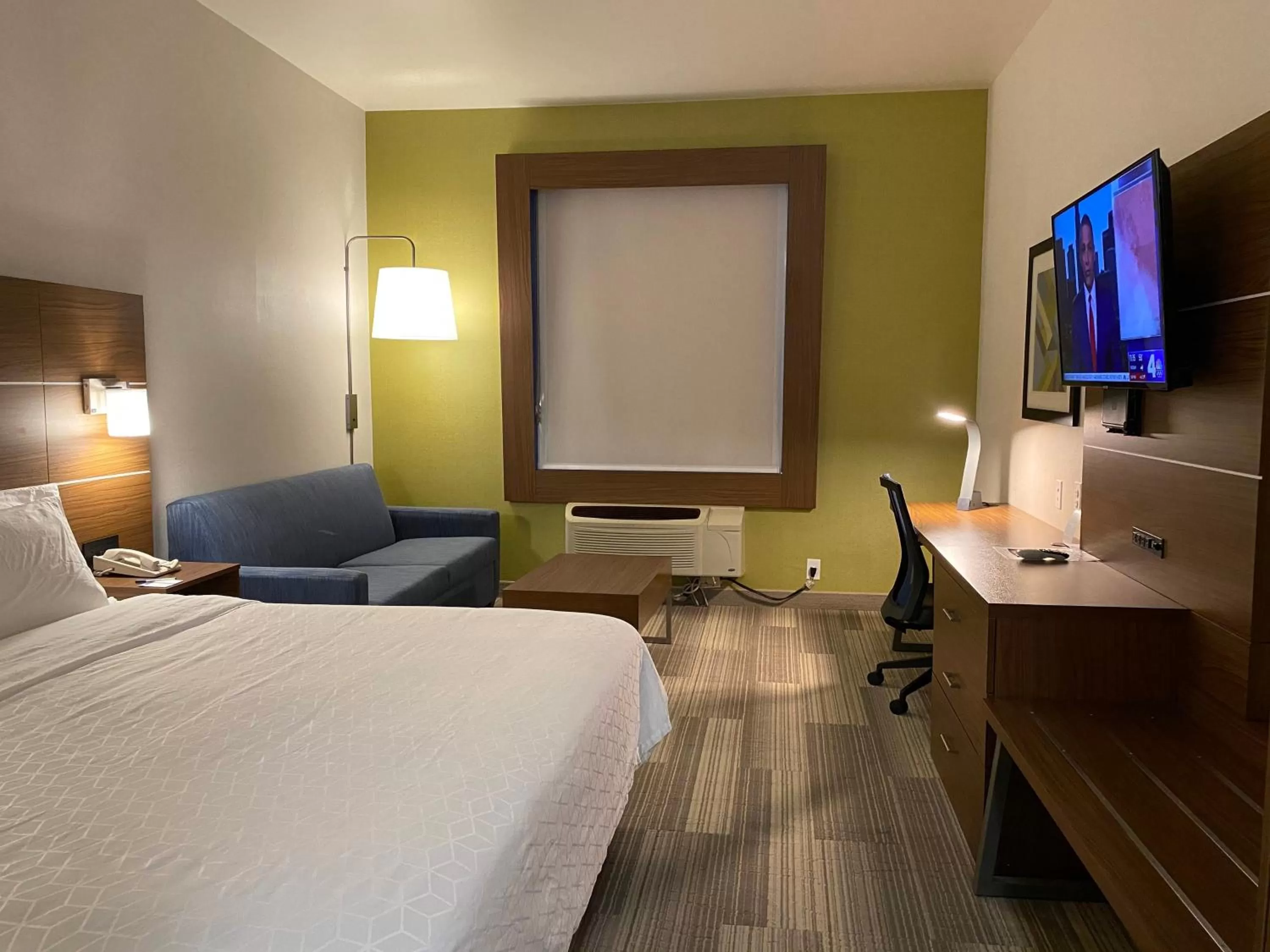 Standard King Room with Mobility Accessible Tub in Holiday Inn Express & Suites Beaumont - Oak Valley by IHG
