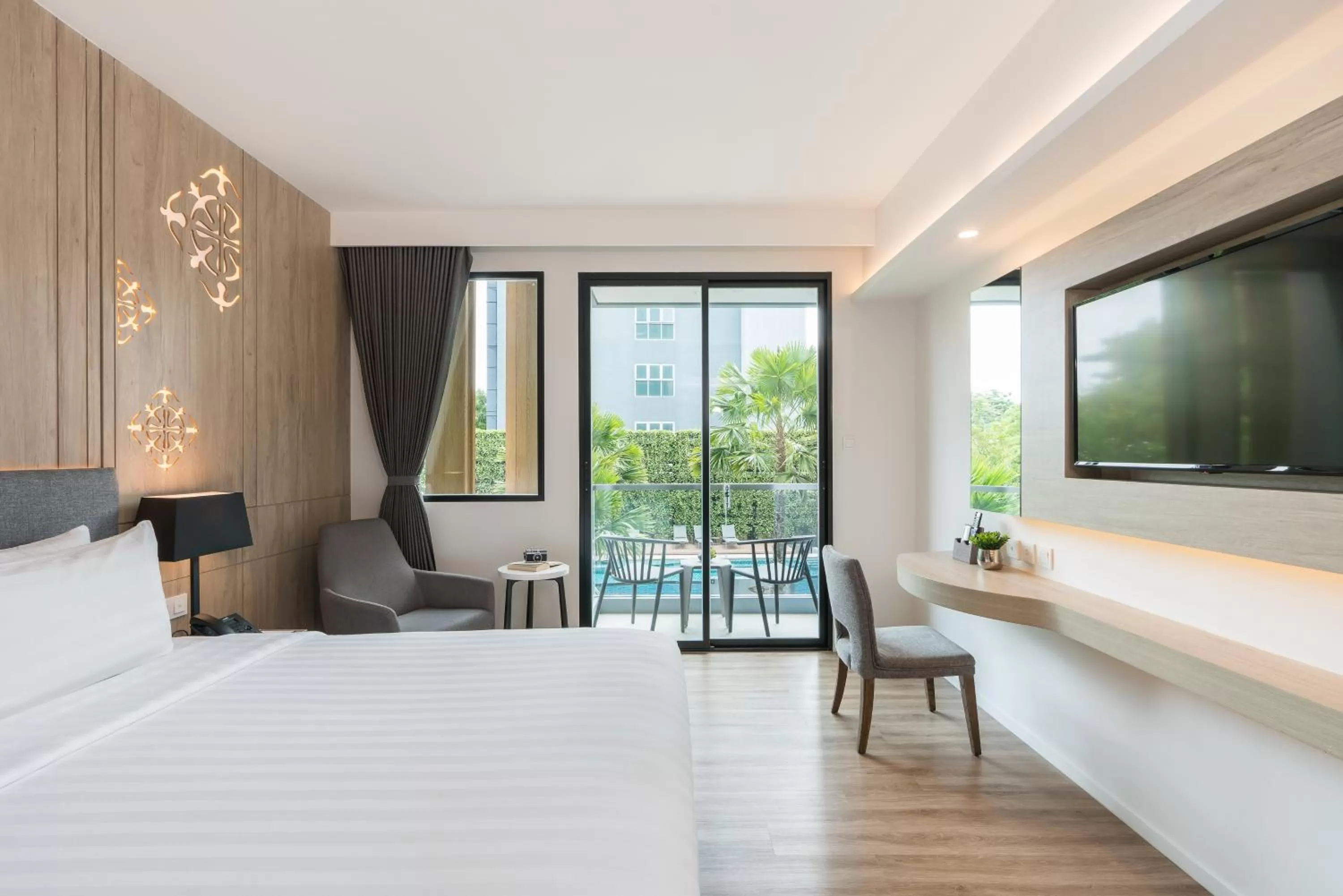 Deluxe Double Room with  Pool View in Hotel Amber Pattaya