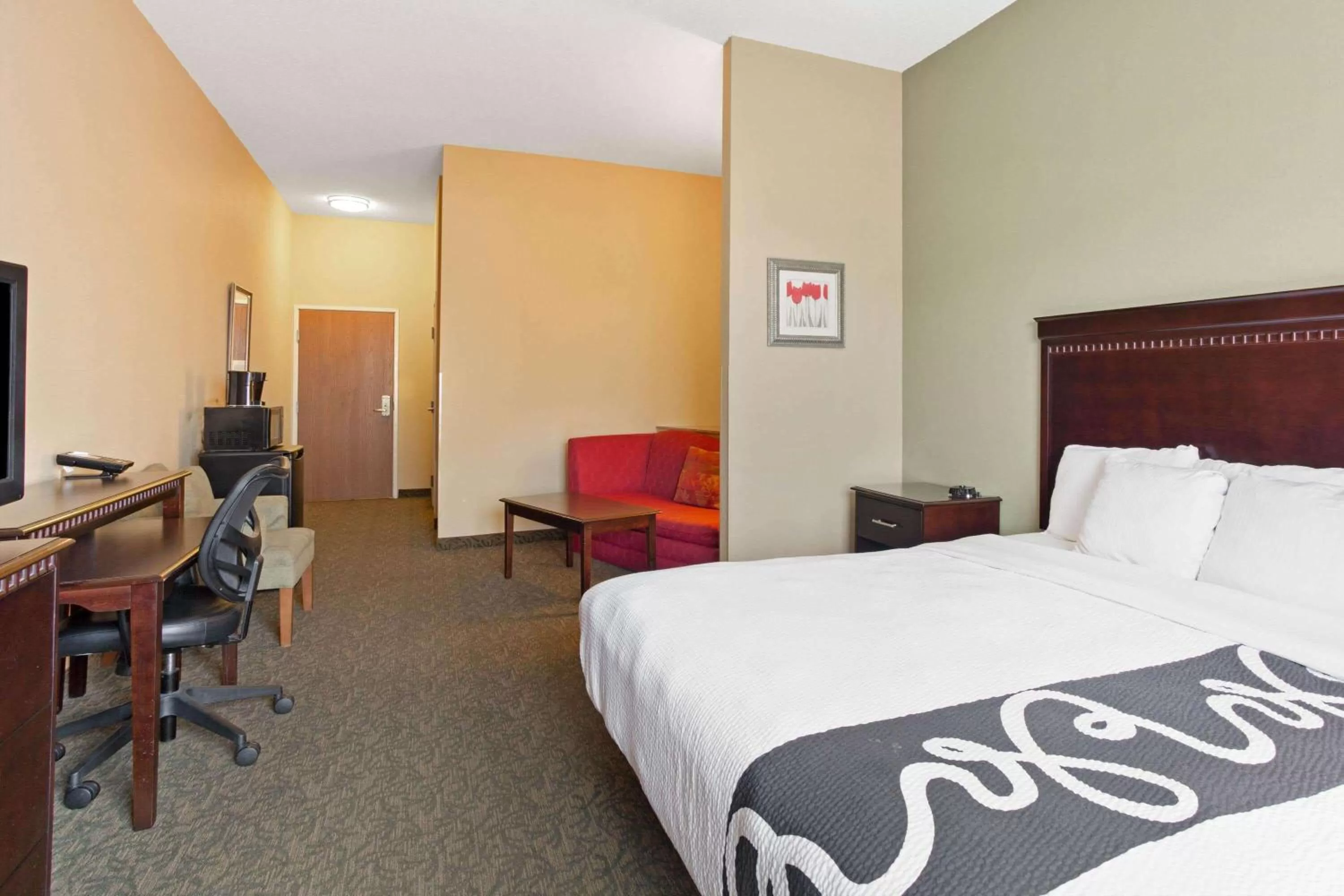 King Suite - Mobility/Hearing Accessible with Bath Tub - Non-Smoking in La Quinta by Wyndham Richmond - Kings Dominion