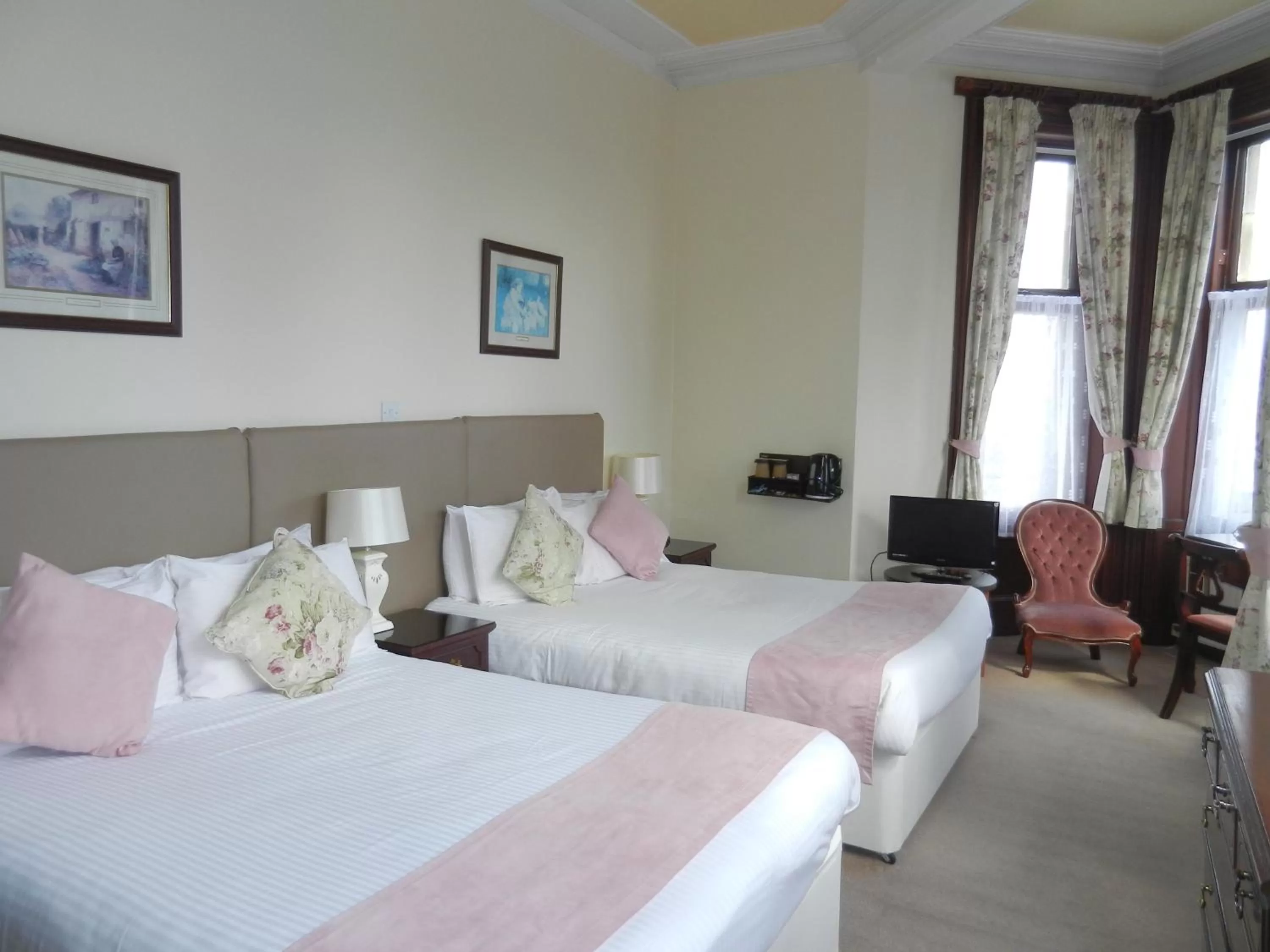 Standard Twin Room in Morangie Hotel Tain