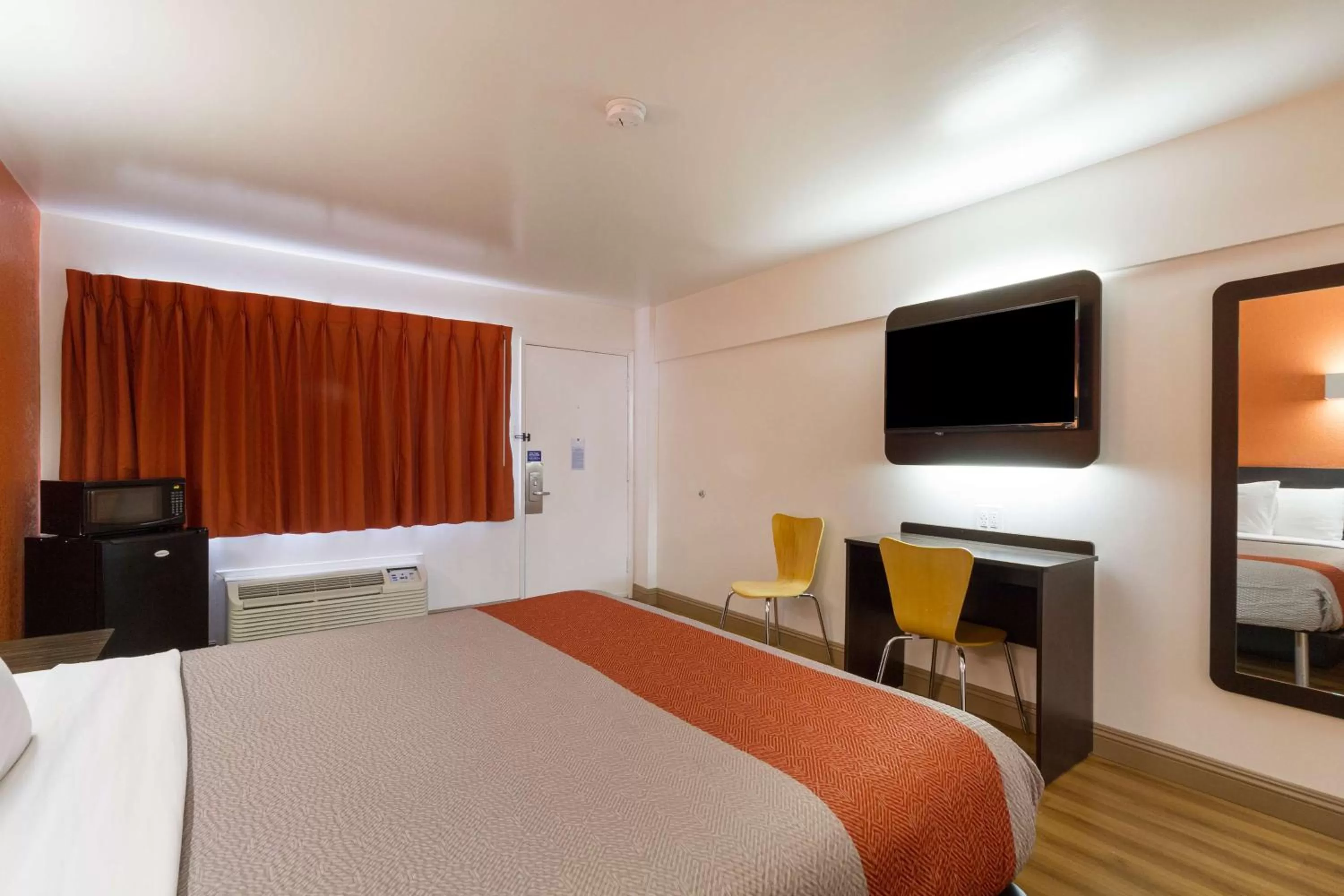 King Room - single occupancy - Disability Access - Non-Smoking in Motel 6-Claremont, CA