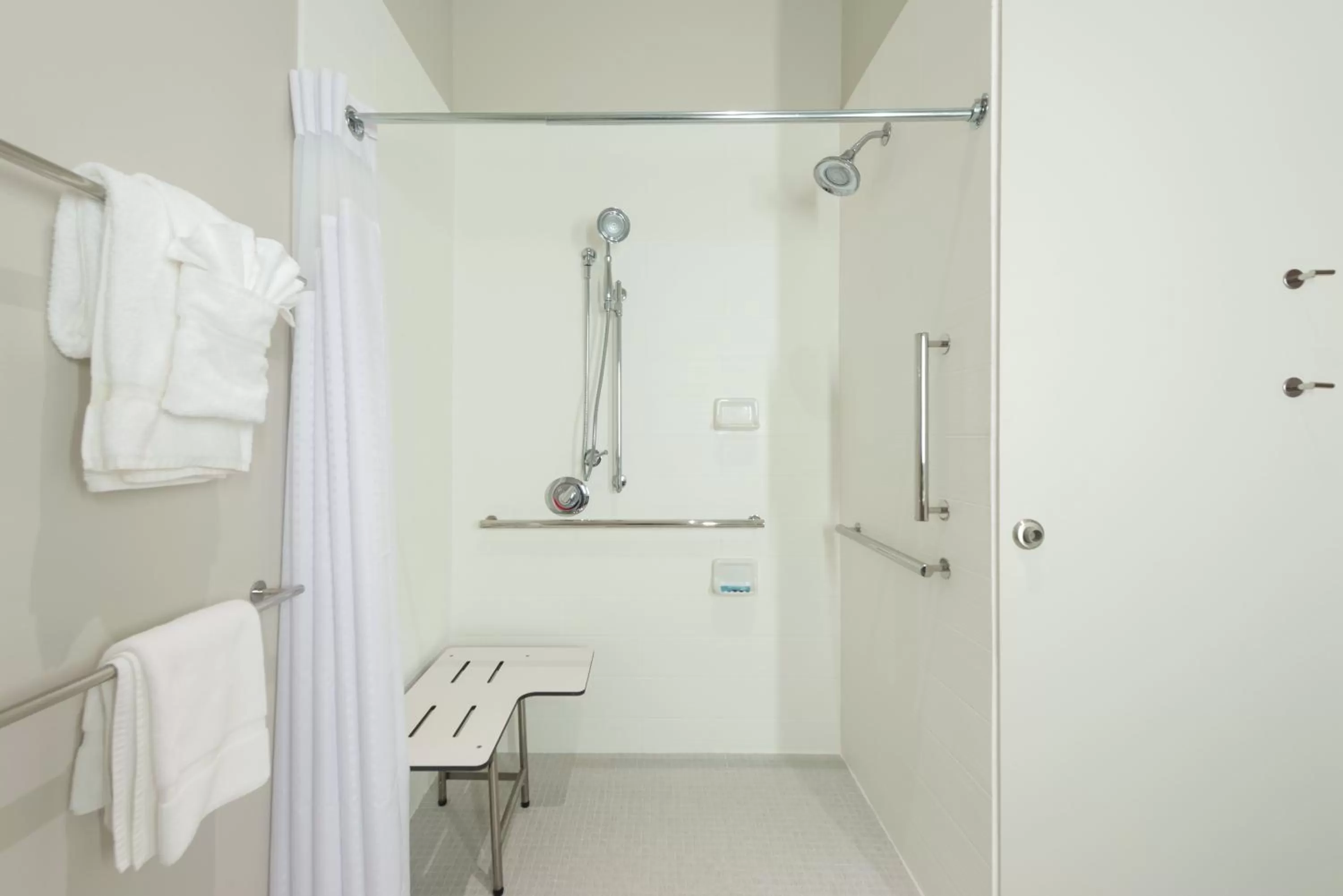 King Room - Disability Access Roll in Shower in Holiday Inn Express Troy by IHG