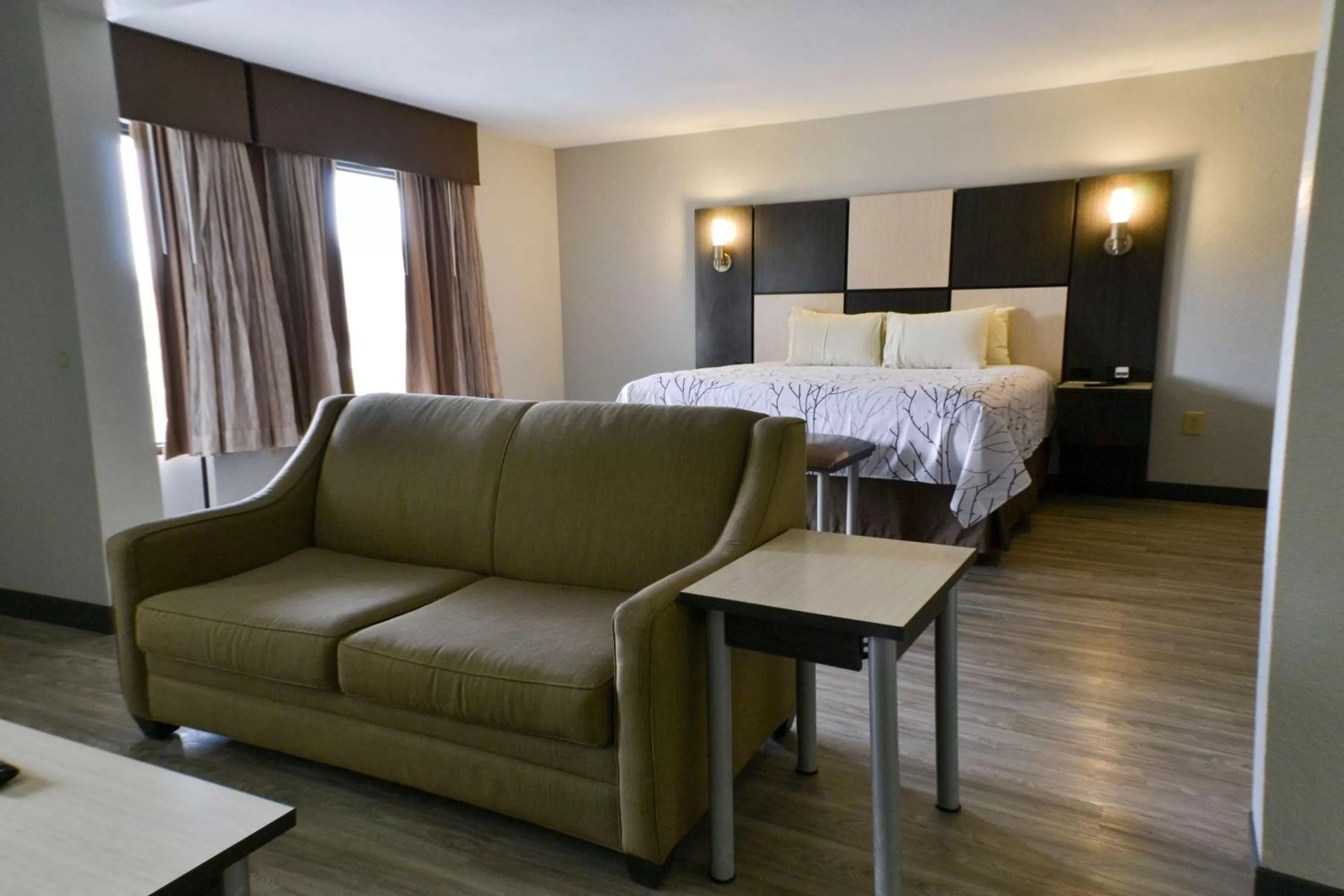 King Suite with Whirlpool and Fireplace - single occupancy - Non-Smoking in Best Western Cades Cove Inn