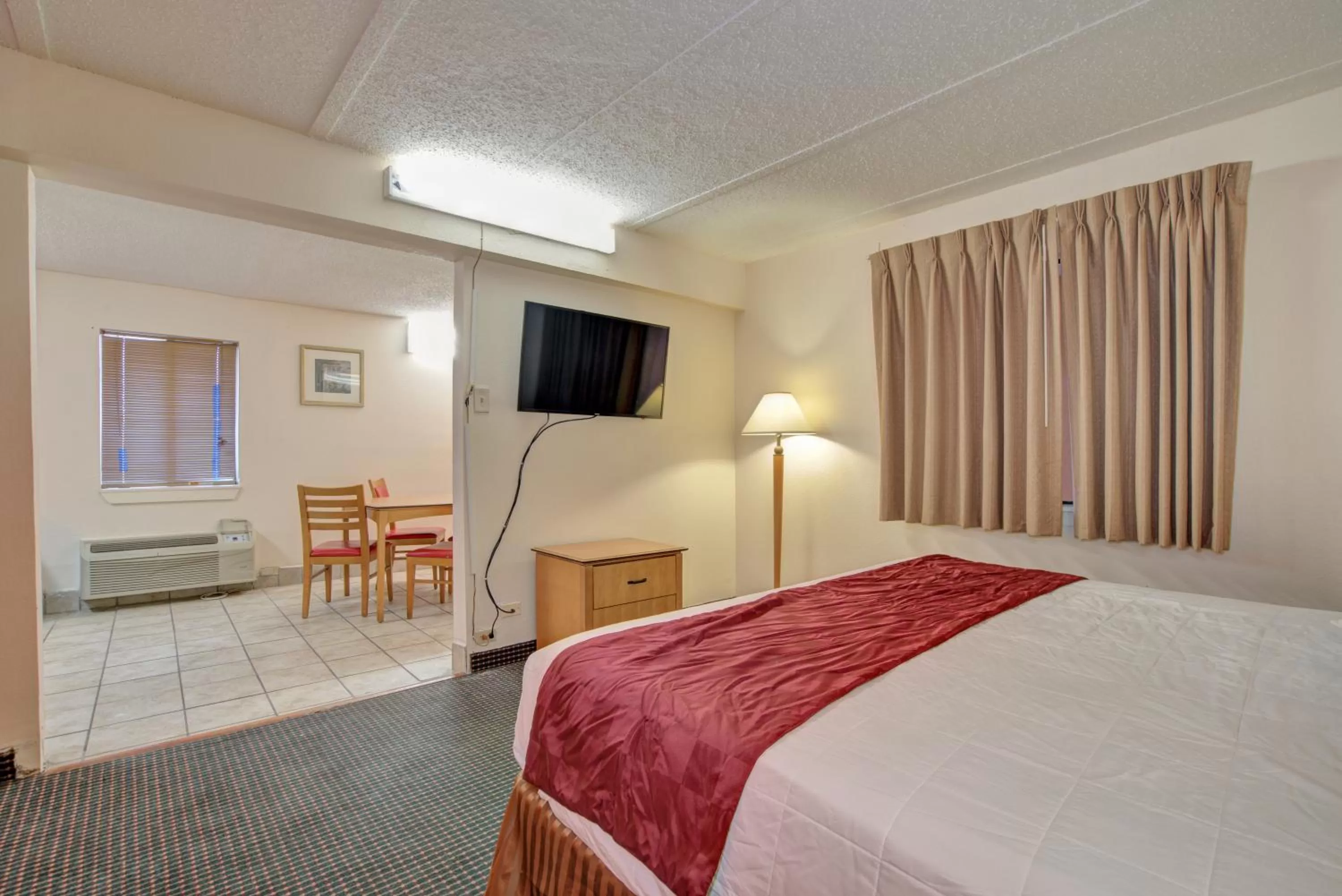 Bed in Americas Best Value Inn Laredo