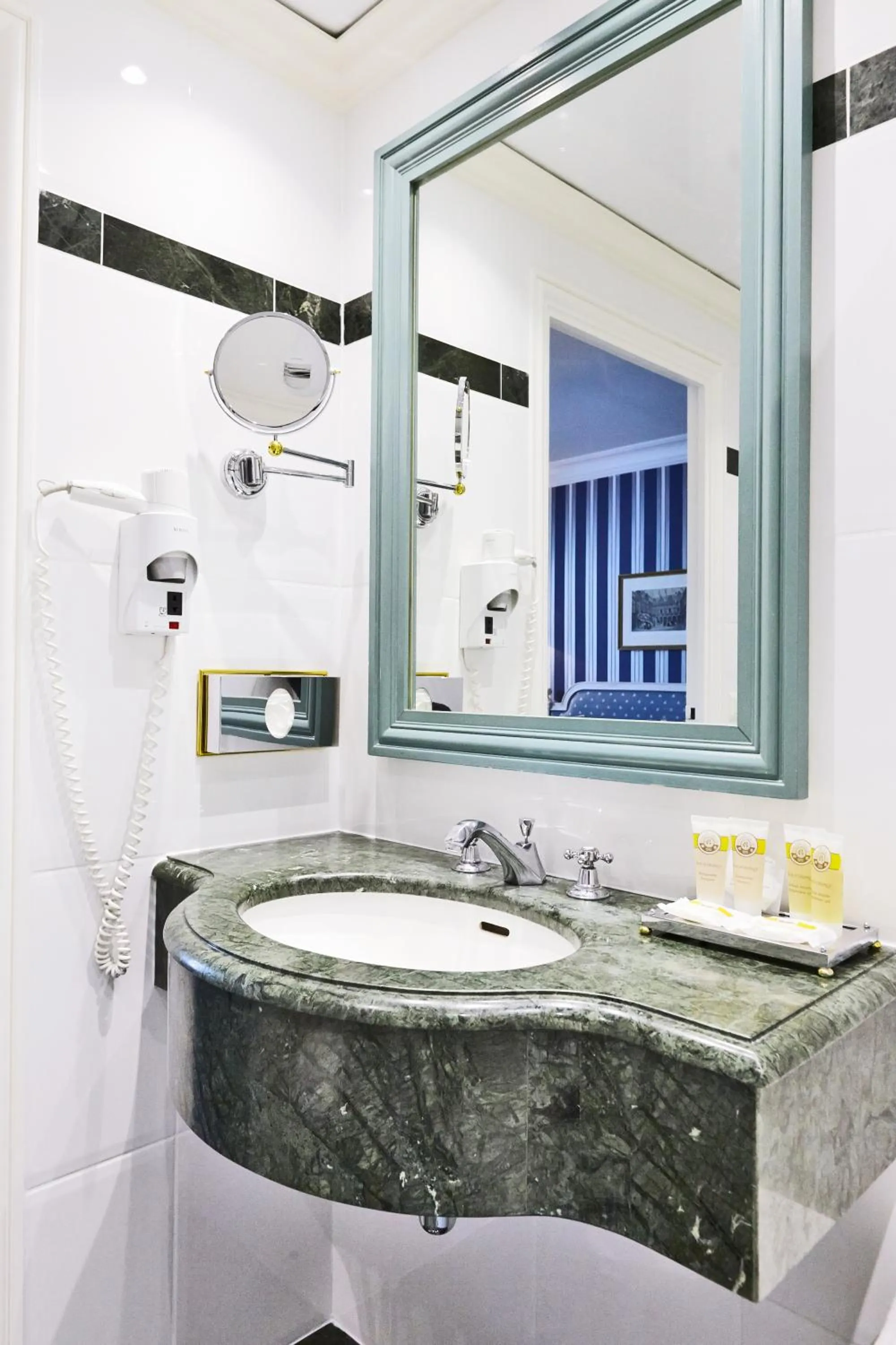 Classic Double Room in Golden Tulip Washington Opera