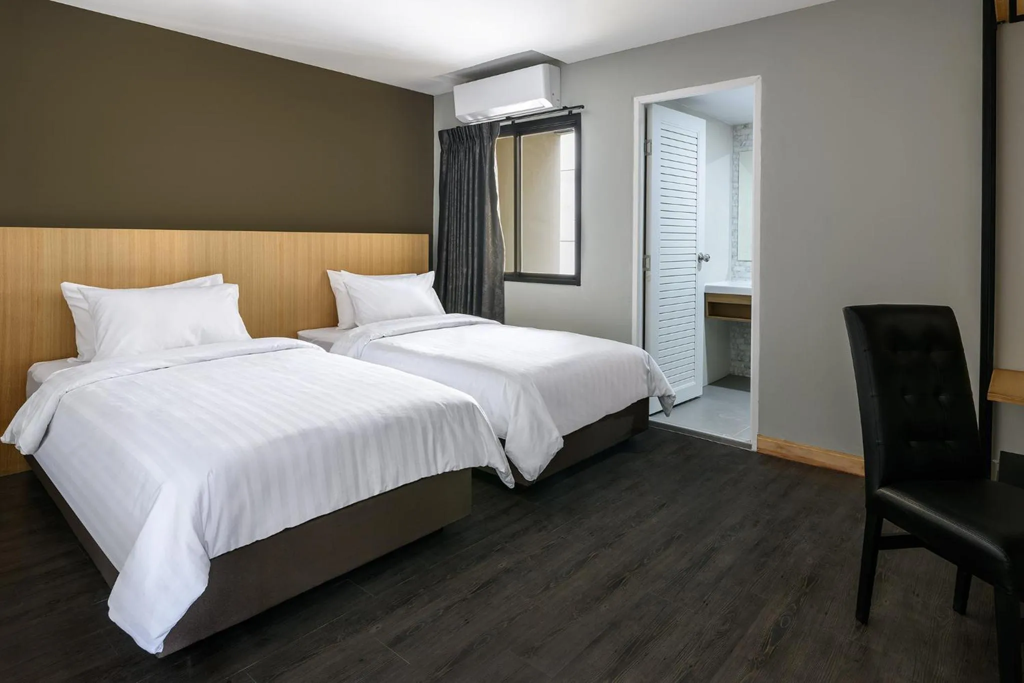 Twin Room with Bathroom in Travelier Hostel