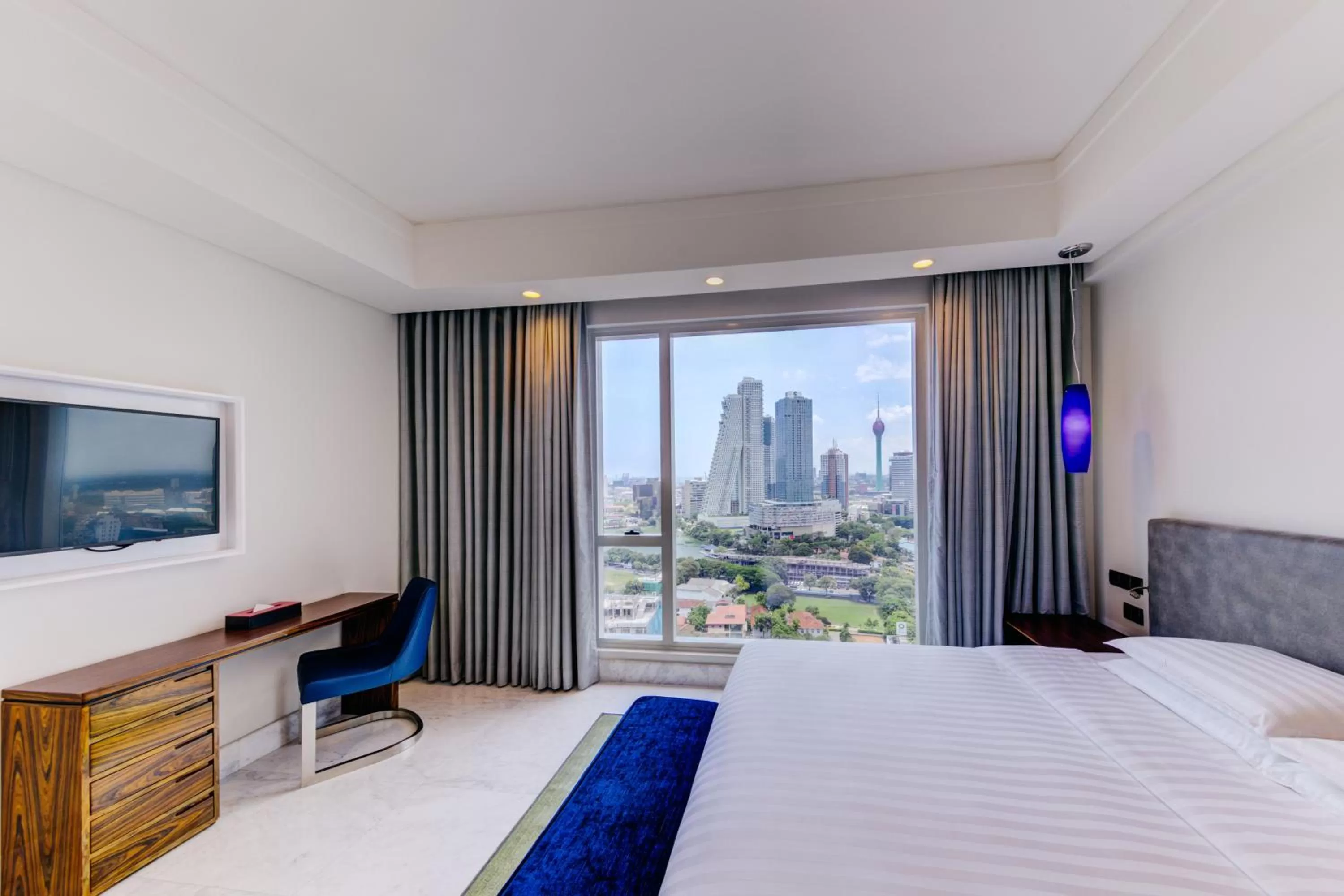 Suite with Lake View in Cinnamon Red Colombo