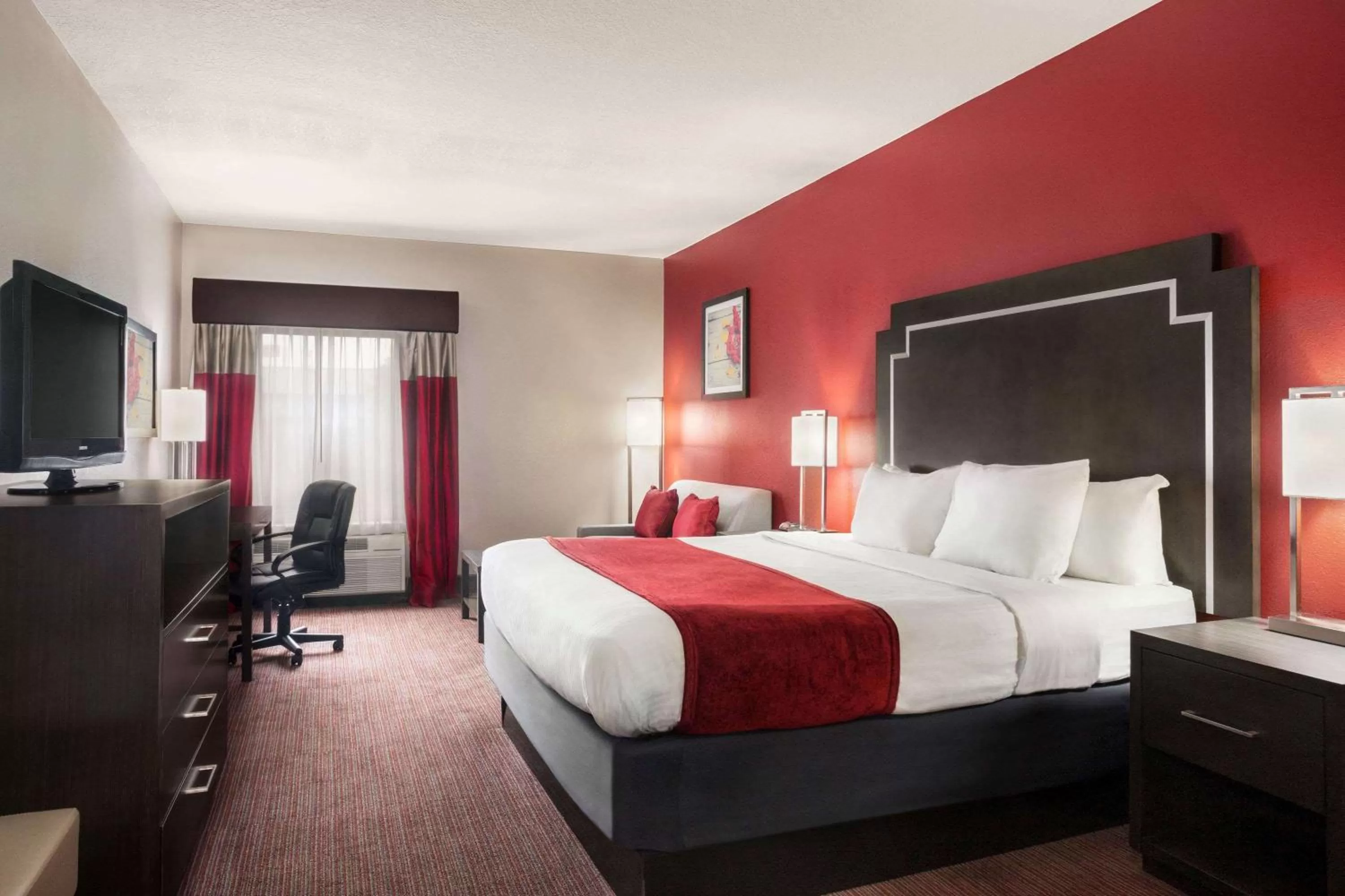 King Room - Disability Access/Non-Smoking in Days Inn & Suites by Wyndham Murfreesboro