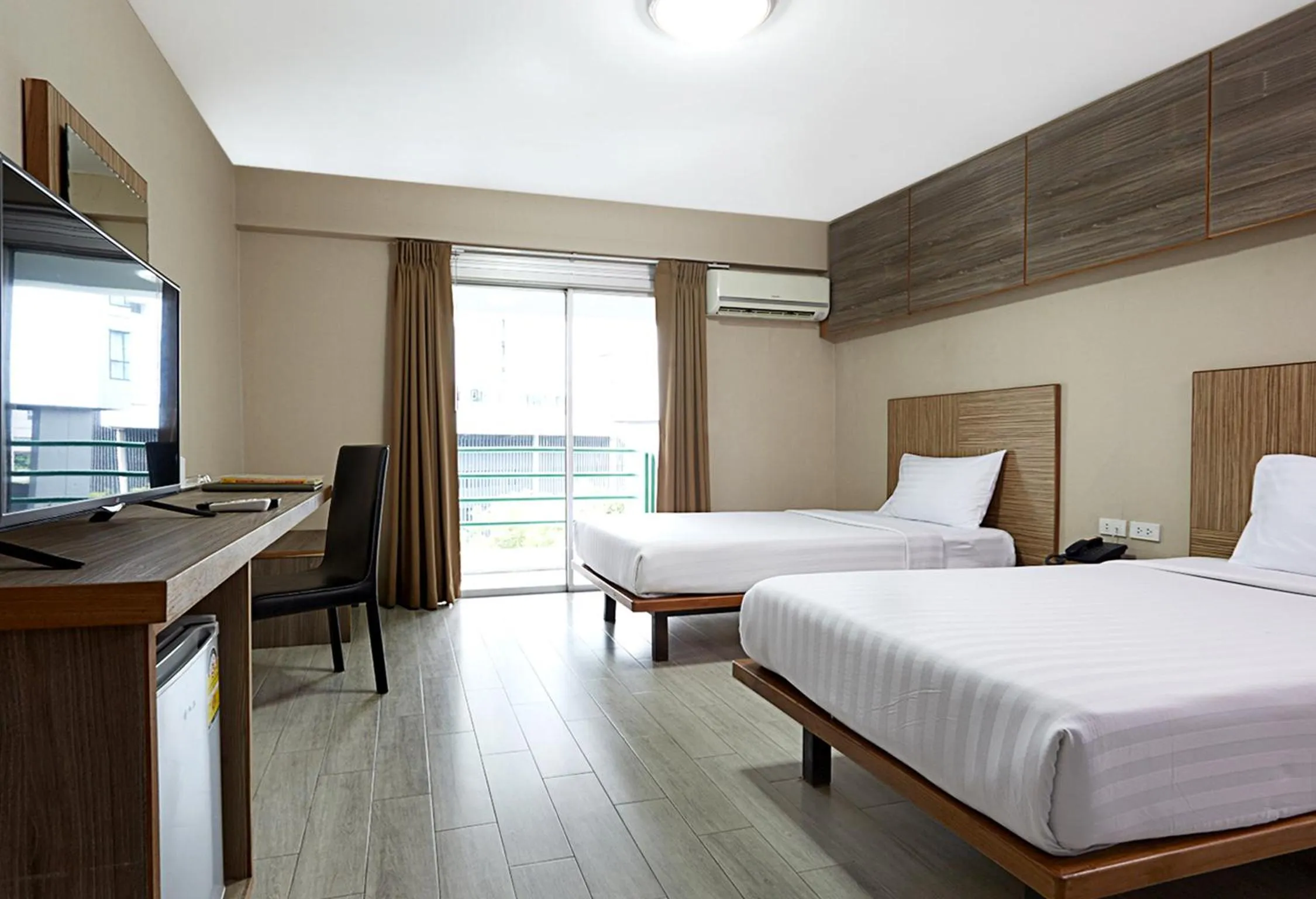 Deluxe Twin Room in Watana Hotel