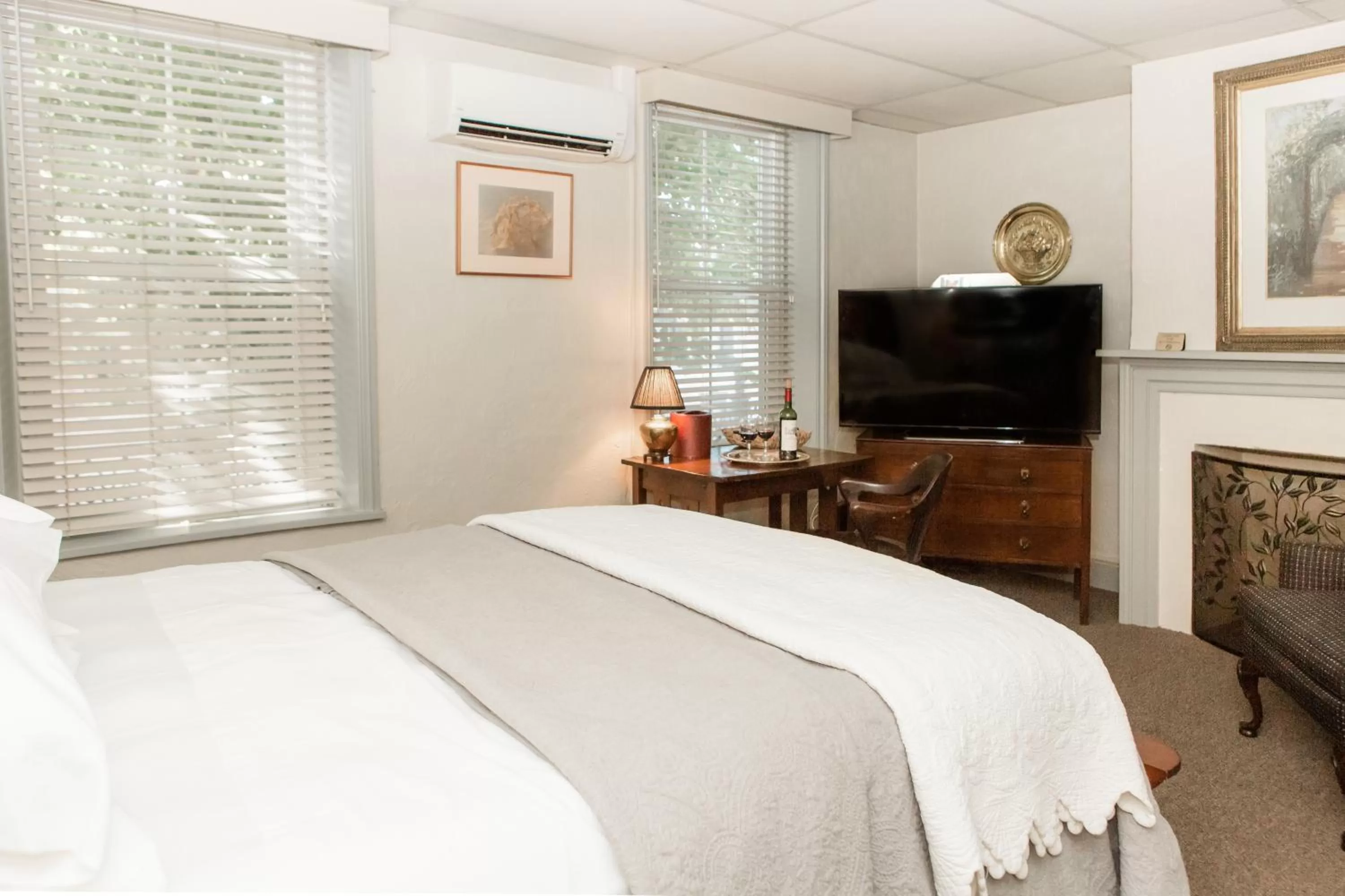 Deluxe Queen Room in James Buchanan Hotel, Trademark Collection by Wyndham