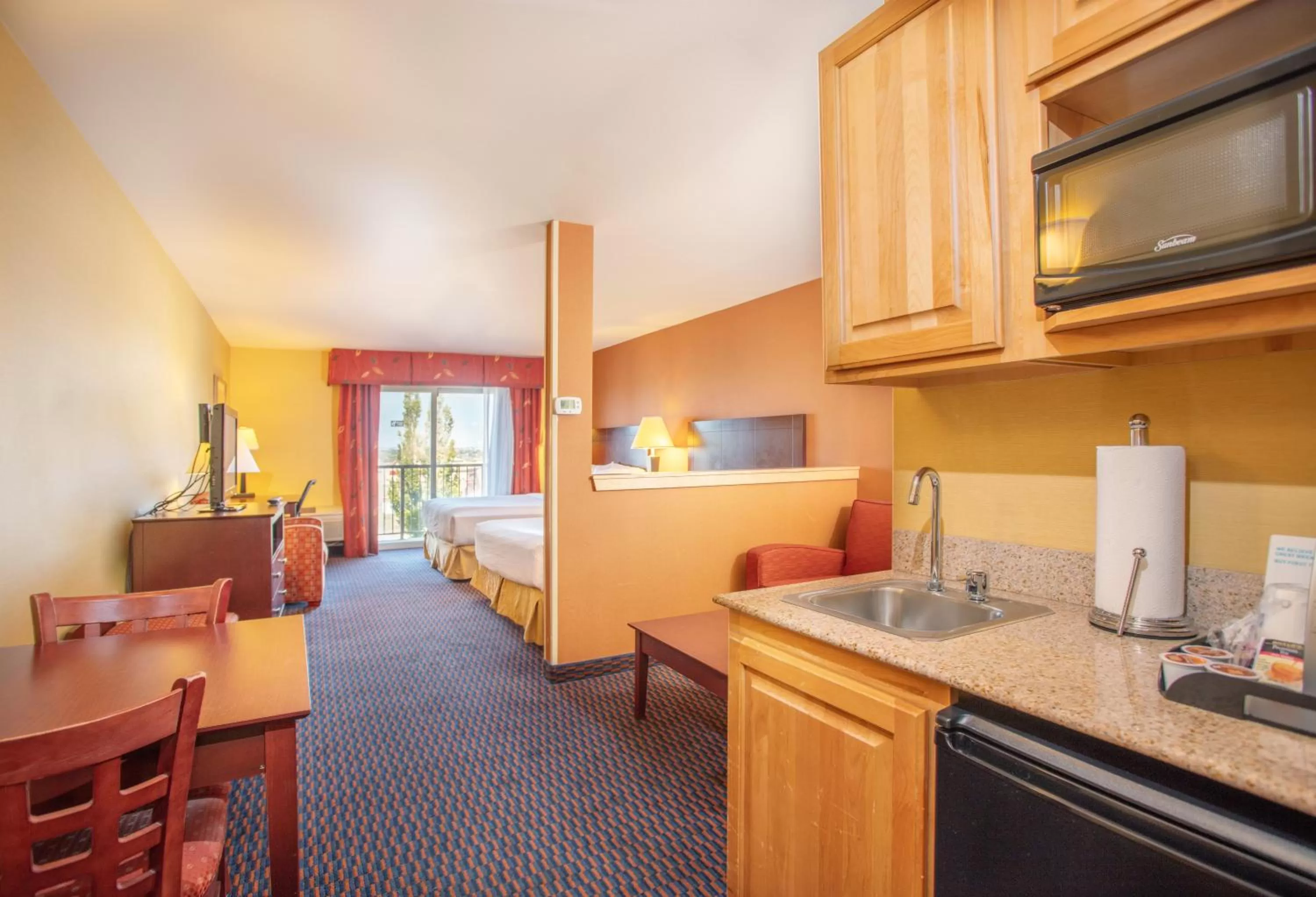 One-Bedroom Suite with Two Queen Beds and Balcony in Holiday Inn Express Hotel & Suites Richland