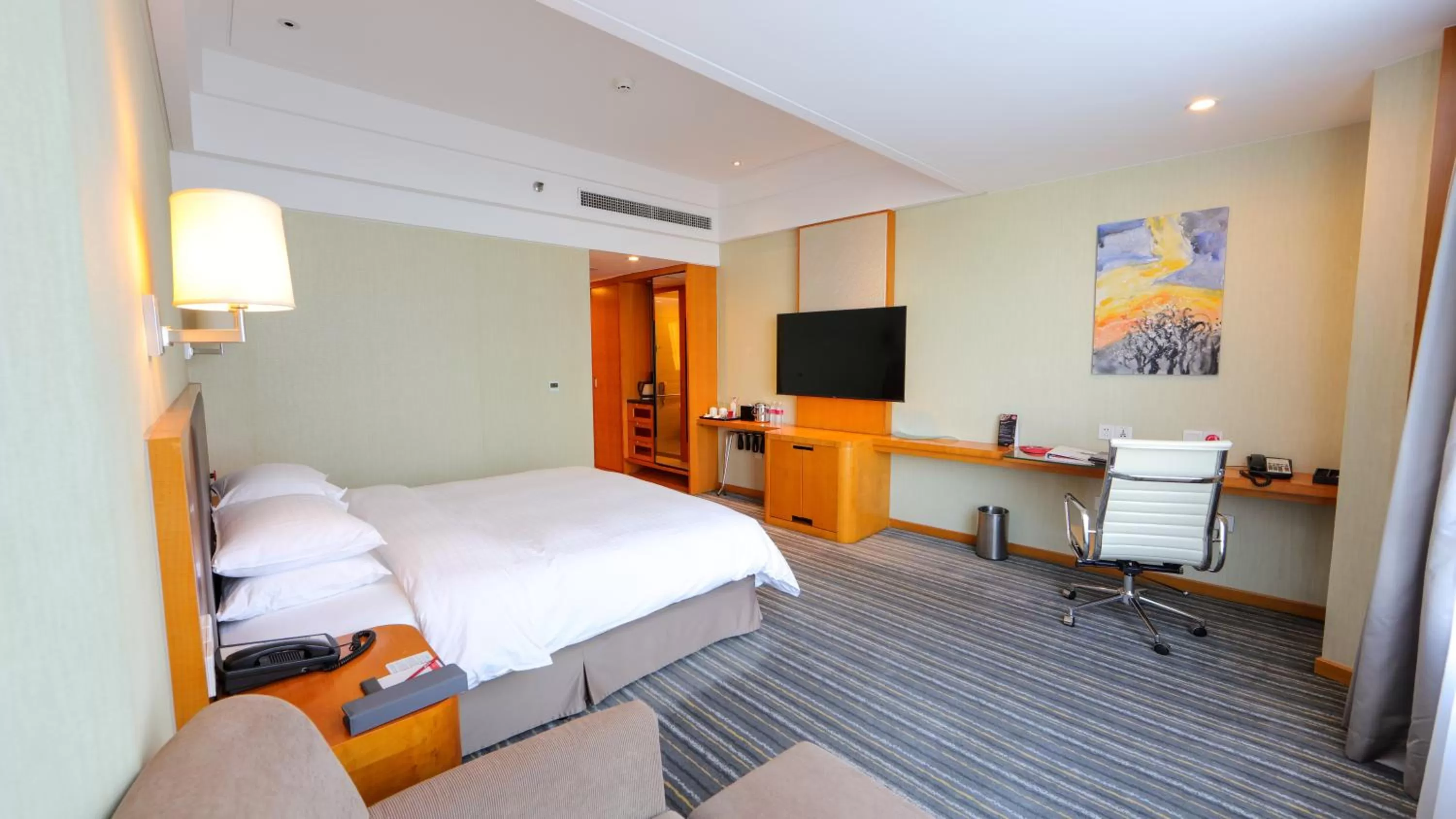 King Room - single occupancy - Mobility Accessible/Non-Smoking in Ramada Plaza Shanghai Pudong Airport