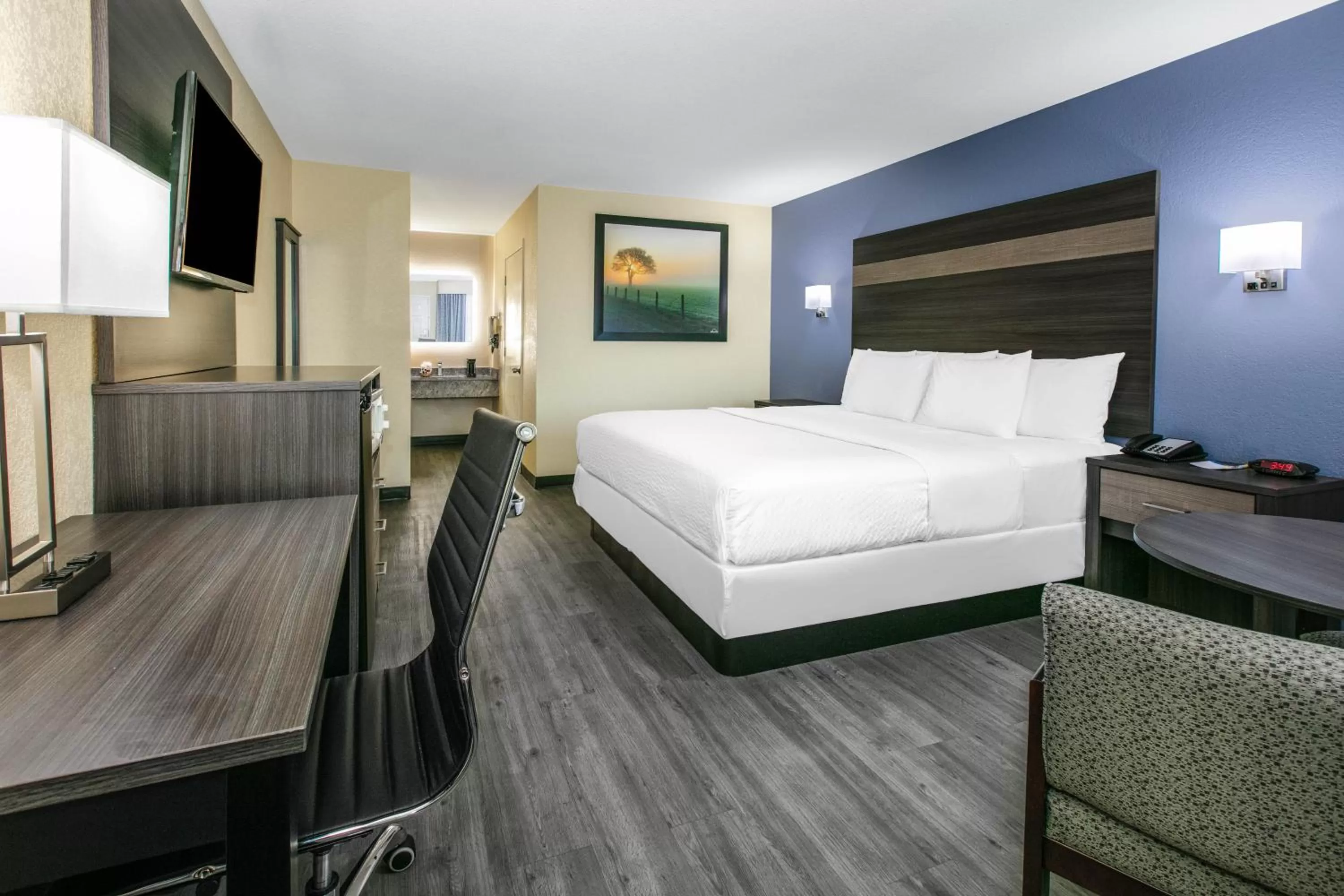 King Room with Roll-In Shower - Mobility Access/Non-Smoking in Days Inn by Wyndham Waco Near Downtown University
