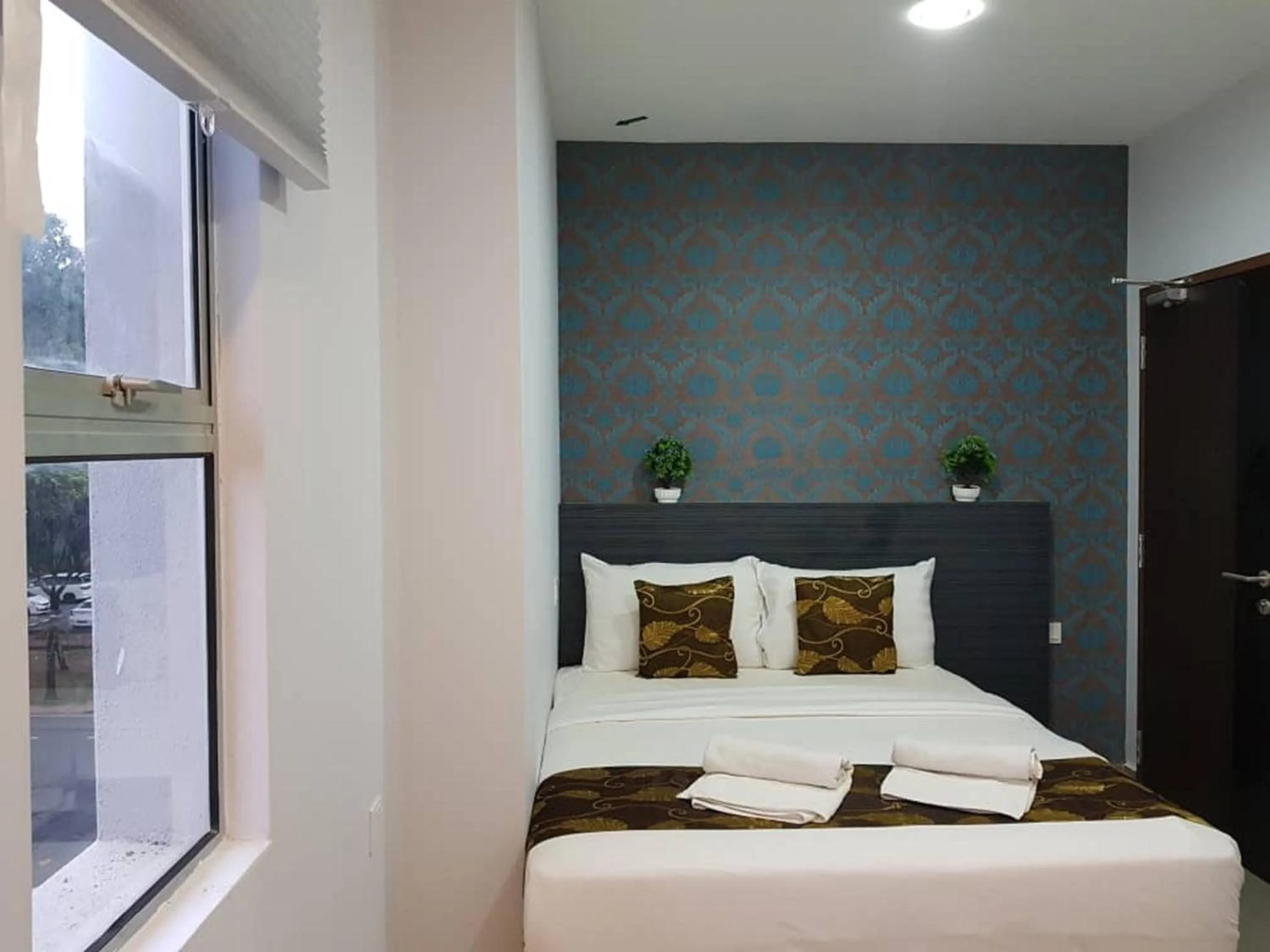 Standard Queen Room with Window in D'Metro Hotel