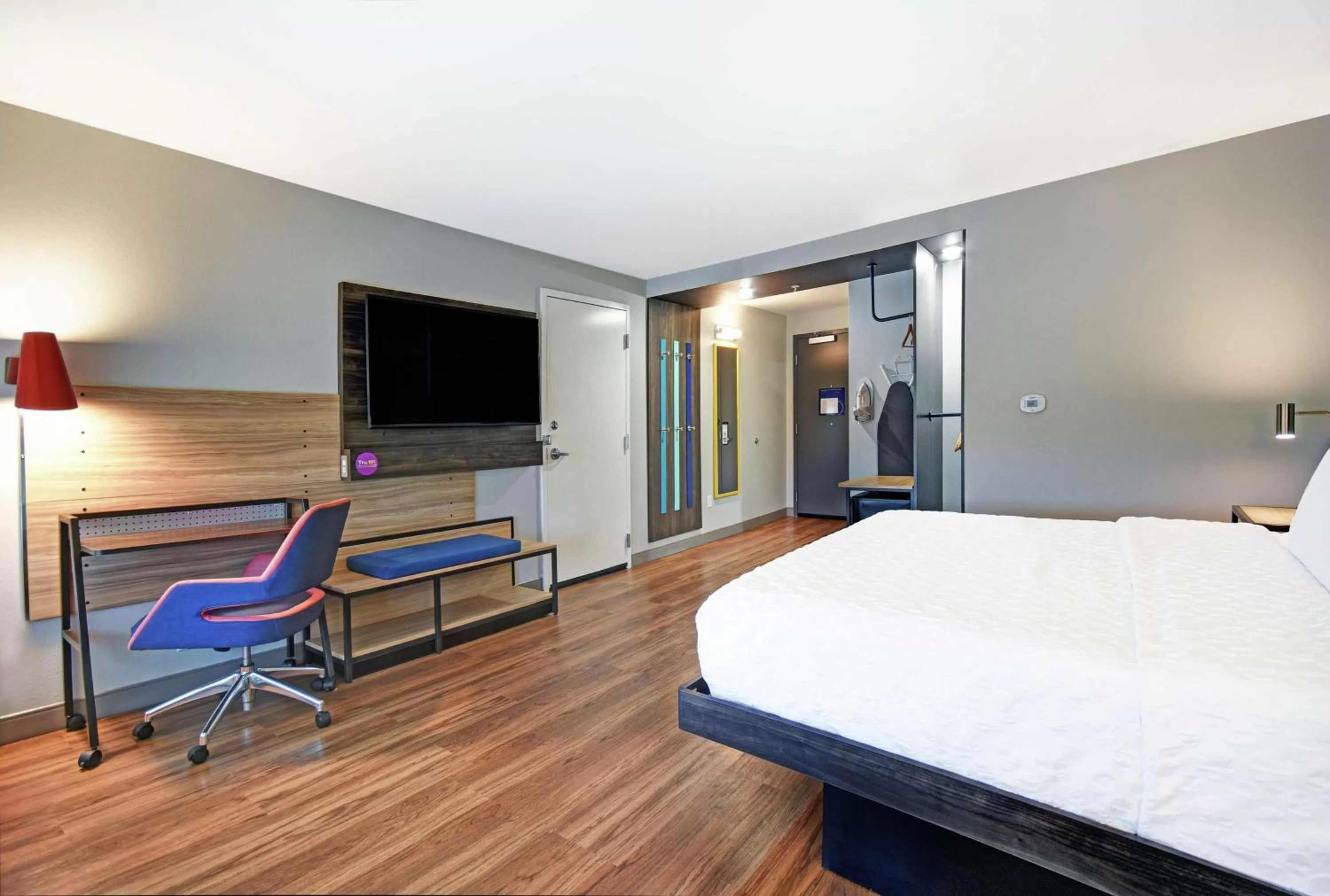 King Room with Roll-In Shower - Mobility and Hearing Access in Tru By Hilton Grand Rapids Airport
