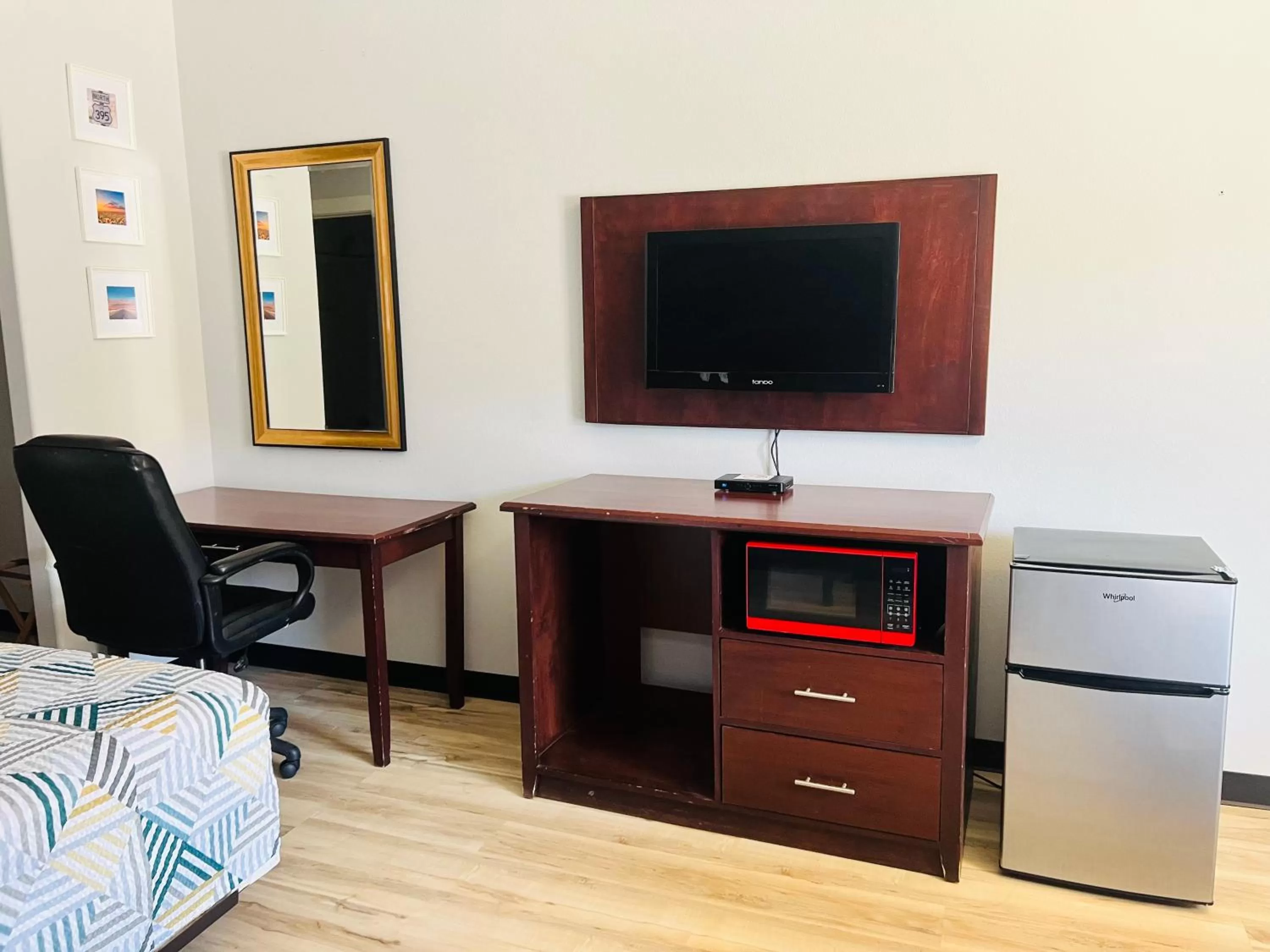 King Room with Roll-in Shower - Mobility Access/Non-Smoking in Baymont by Wyndham Ridgecrest