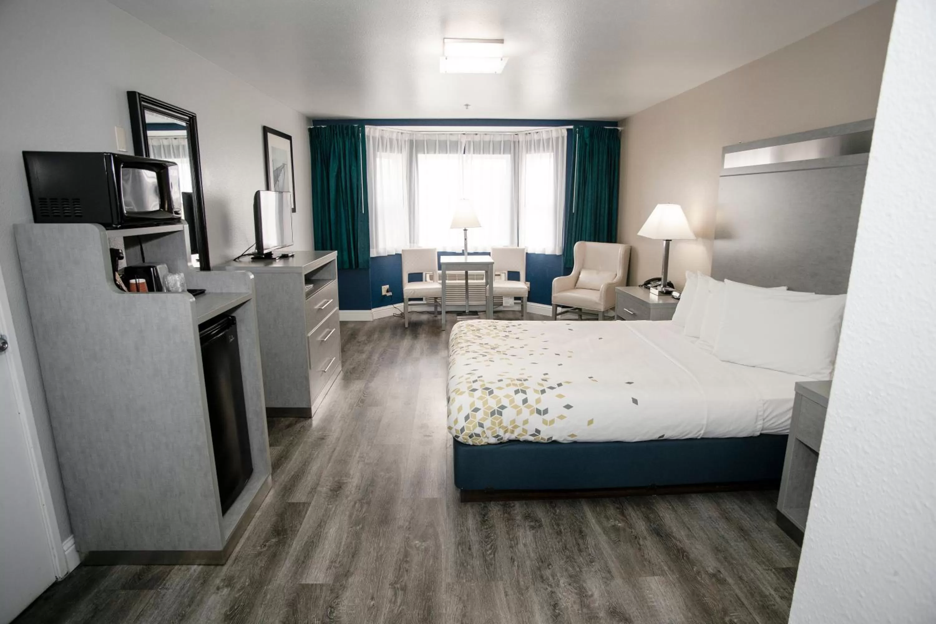 Deluxe Queen Room - single occupancy in Anchor Beach Inn