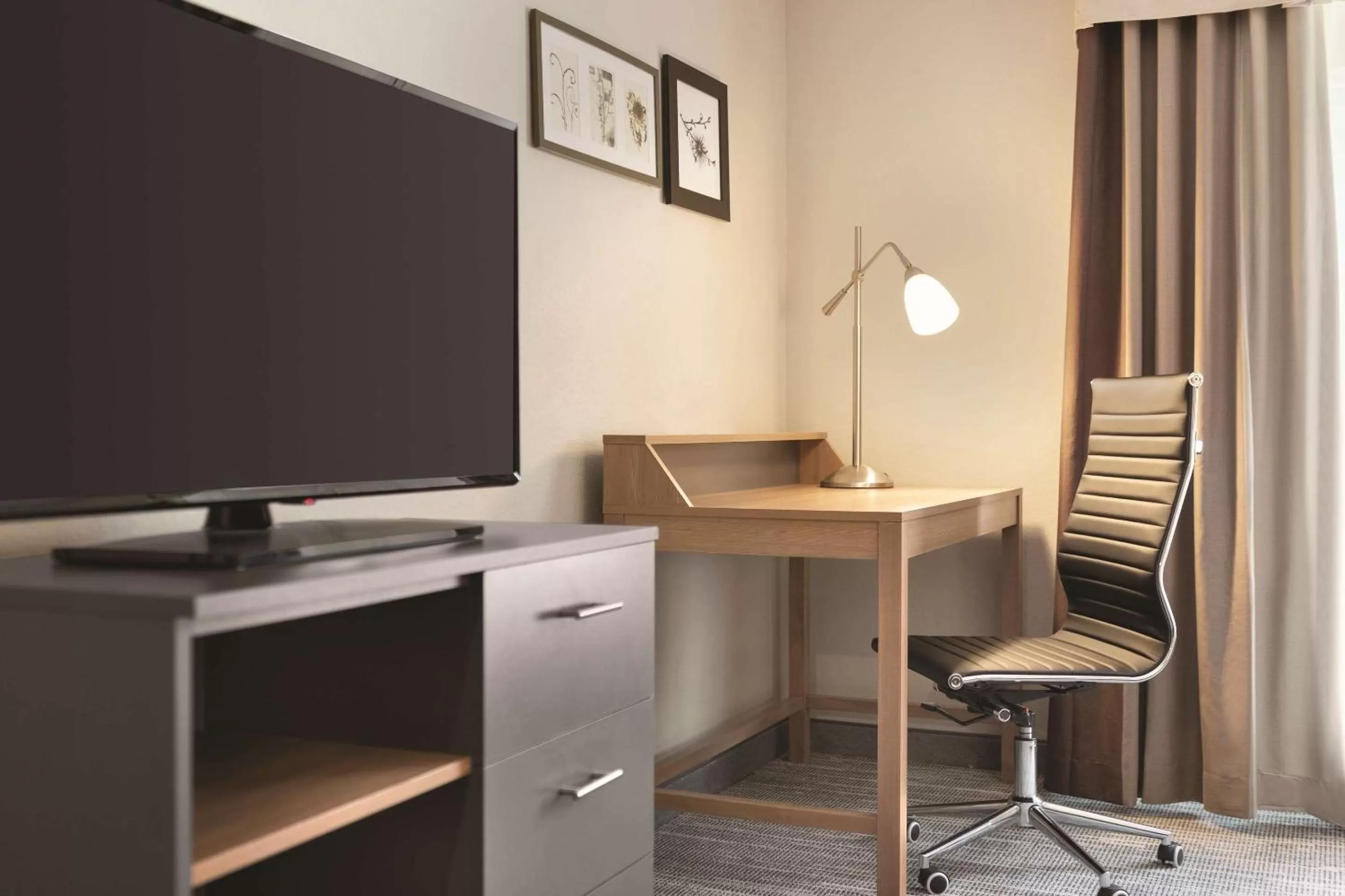 Queen Room with Two Queen Beds in Country Inn & Suites by Radisson, Greensboro, NC