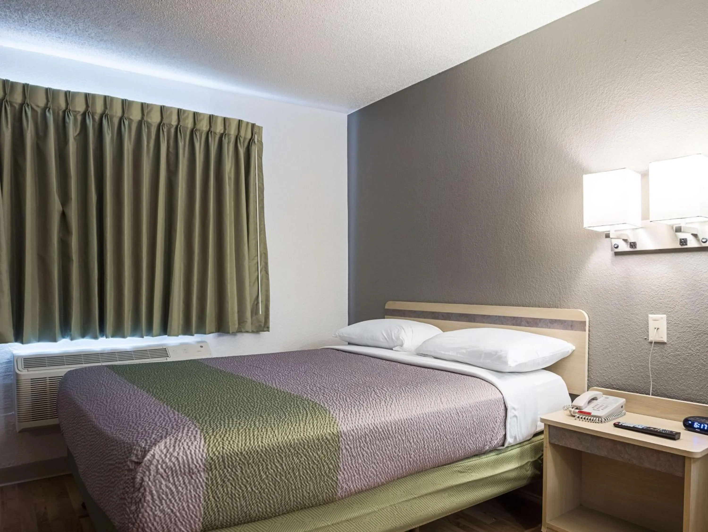 Queen Room - Disability Access - Non-Smoking in Studio 6-Miamisburg, OH - Dayton