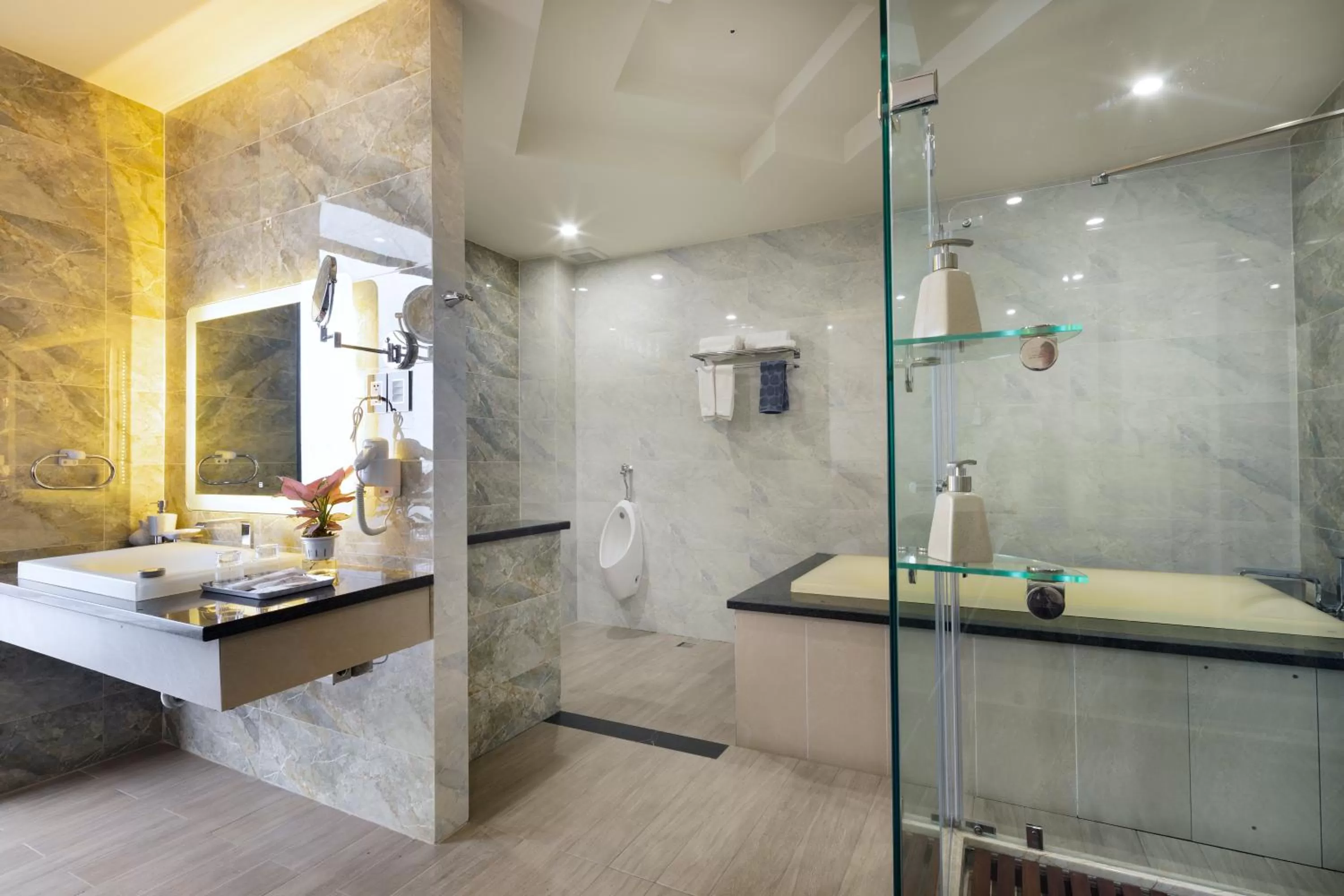 King Room with Spa Bath in LARA HOTEL LONG XUYÊN