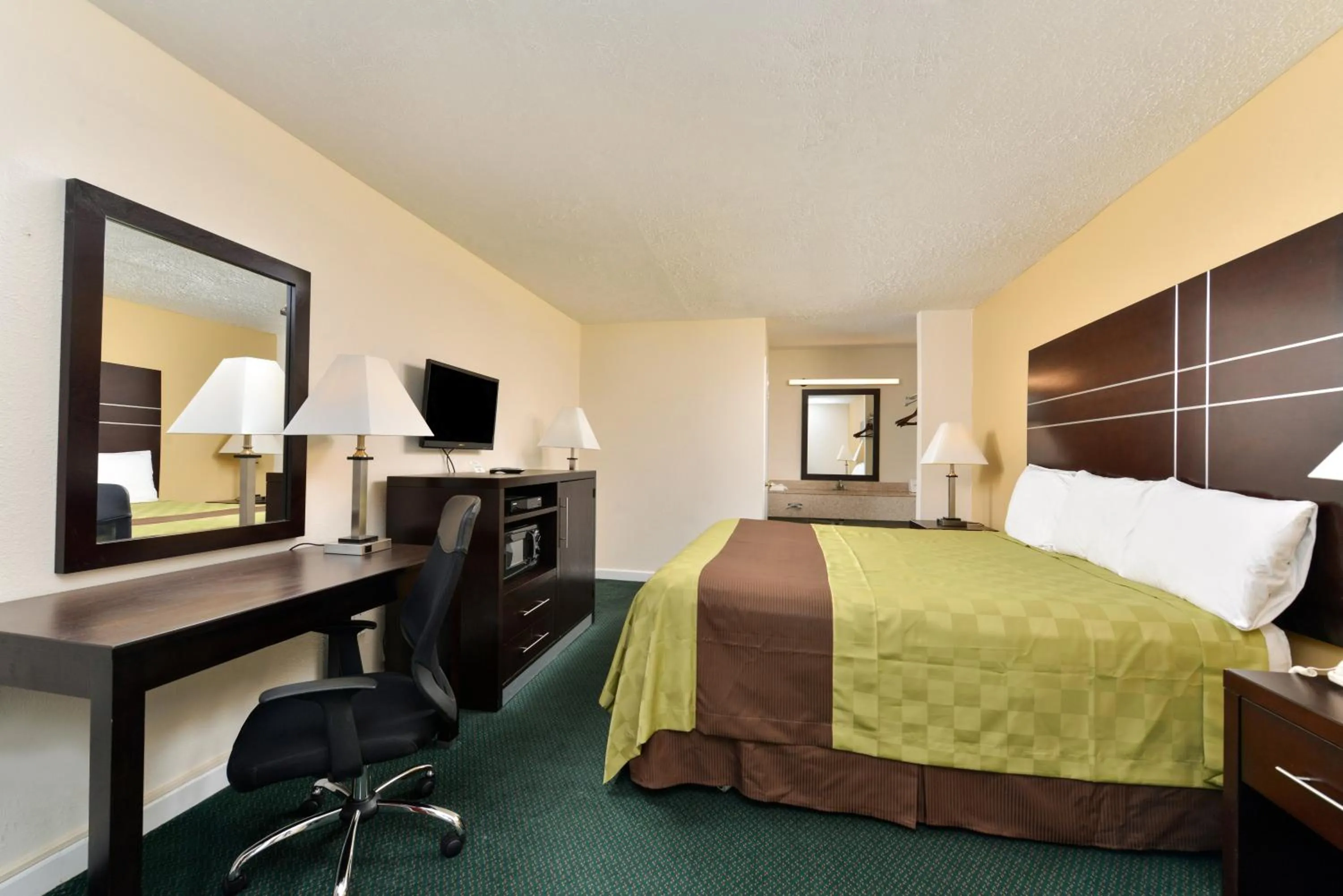 King Room - Non-Smoking in Americas Best Value Inn - Port Jefferson Station - Long Island -New York - 11776