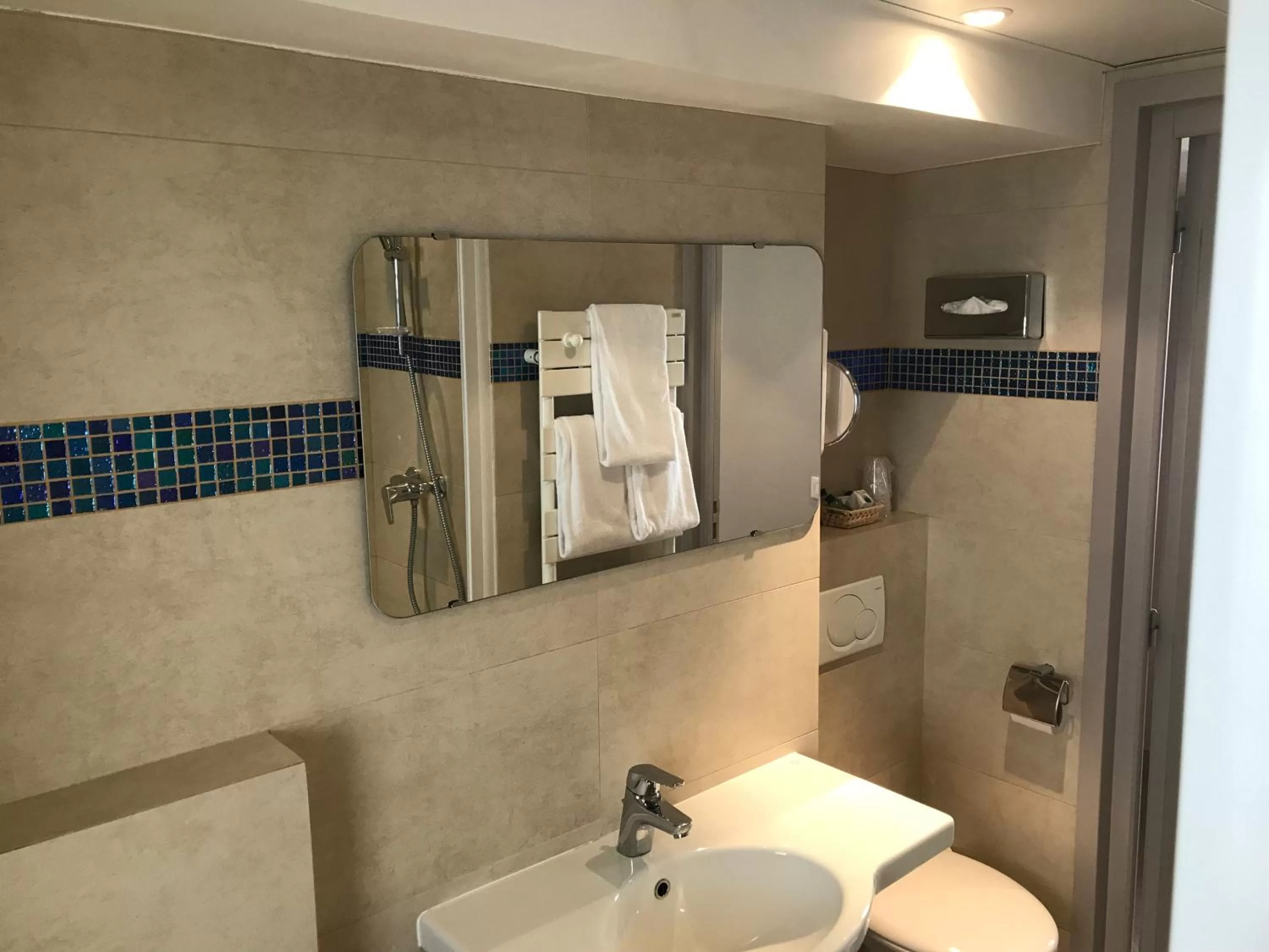 Triple Room with patio view in Hôtel de la Fontaine