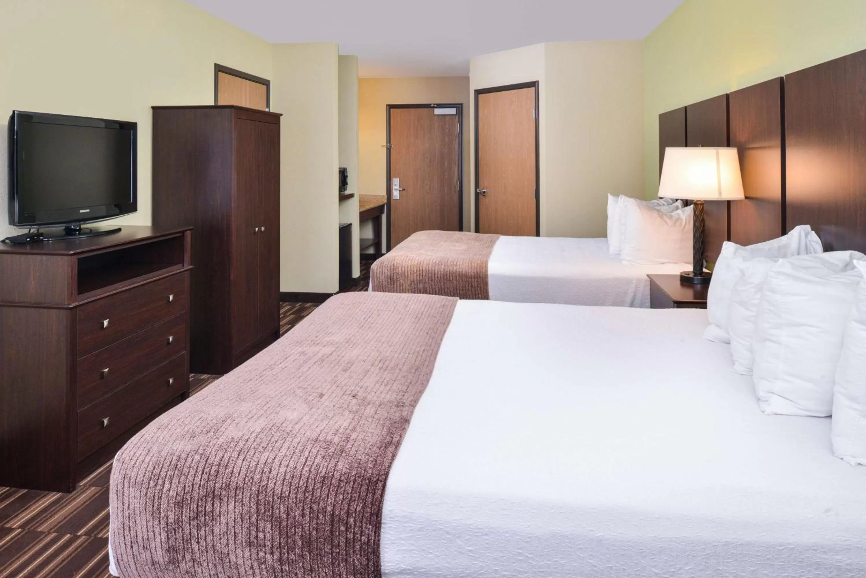 Deluxe Queen Room with Two Queen Beds - Non Smoking in Best Western Sundowner