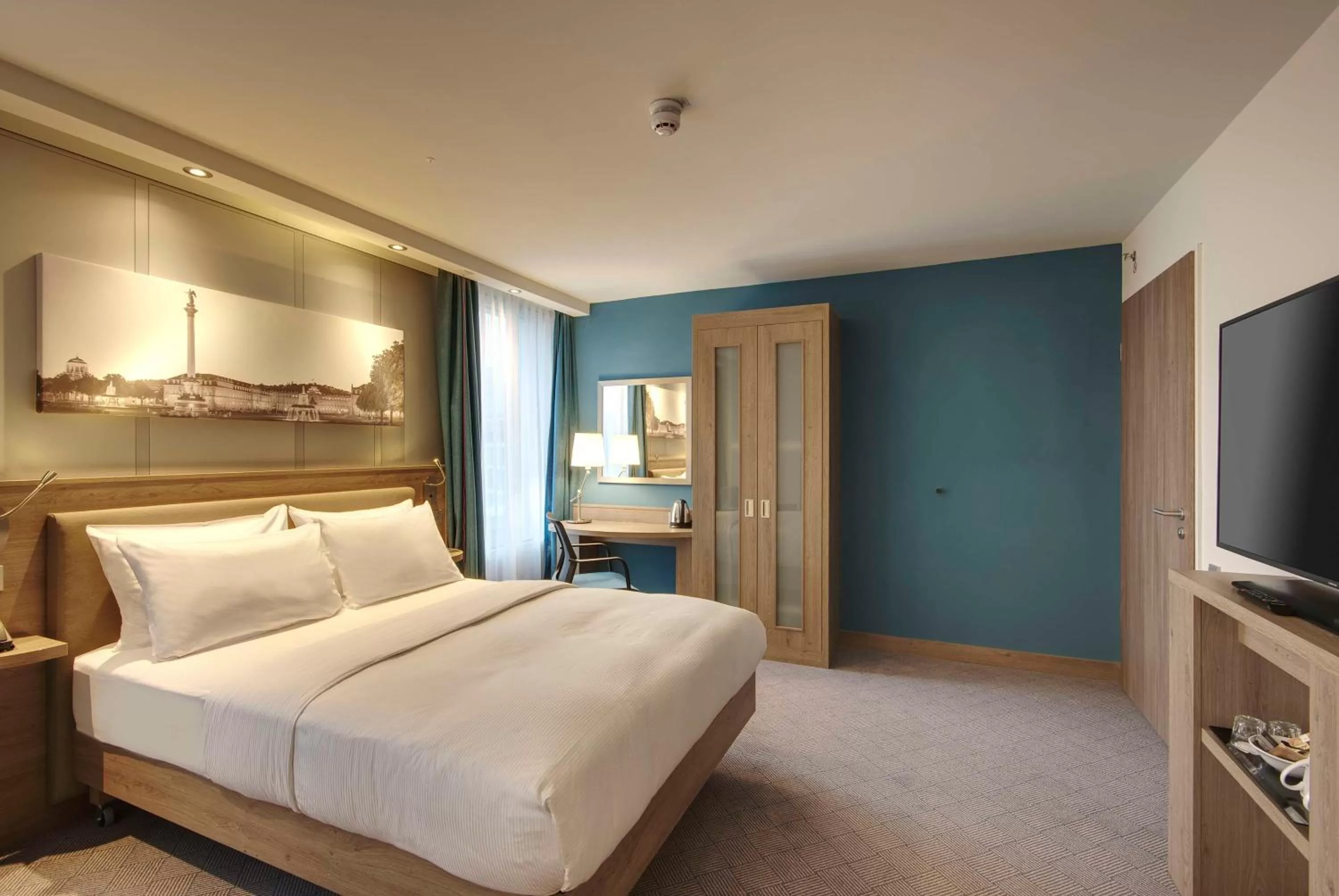 Queen Room with Roll-in Shower - Mobility Accessible in Hampton by Hilton Stuttgart City Centre