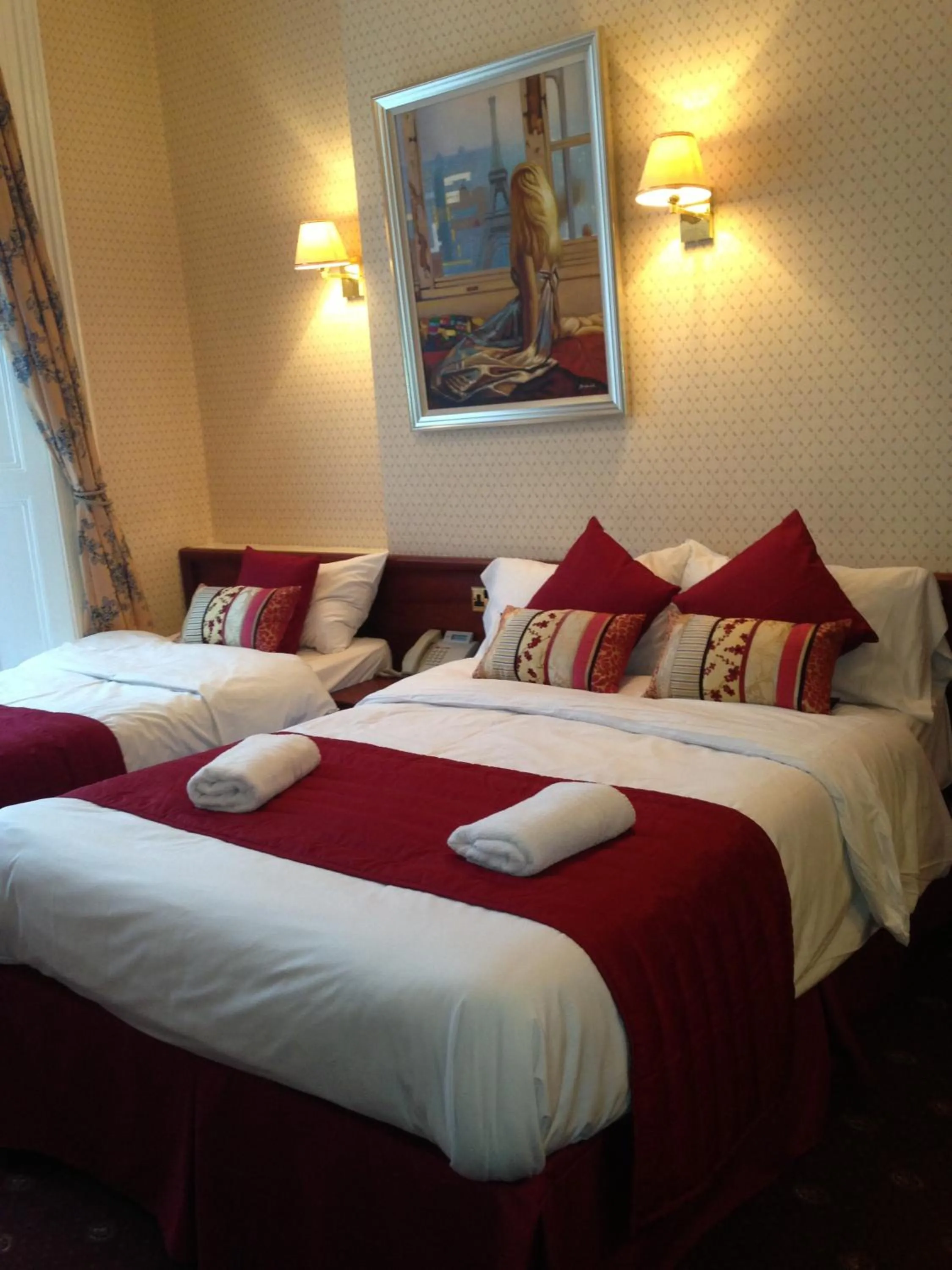 Triple Room in Avon Hotel