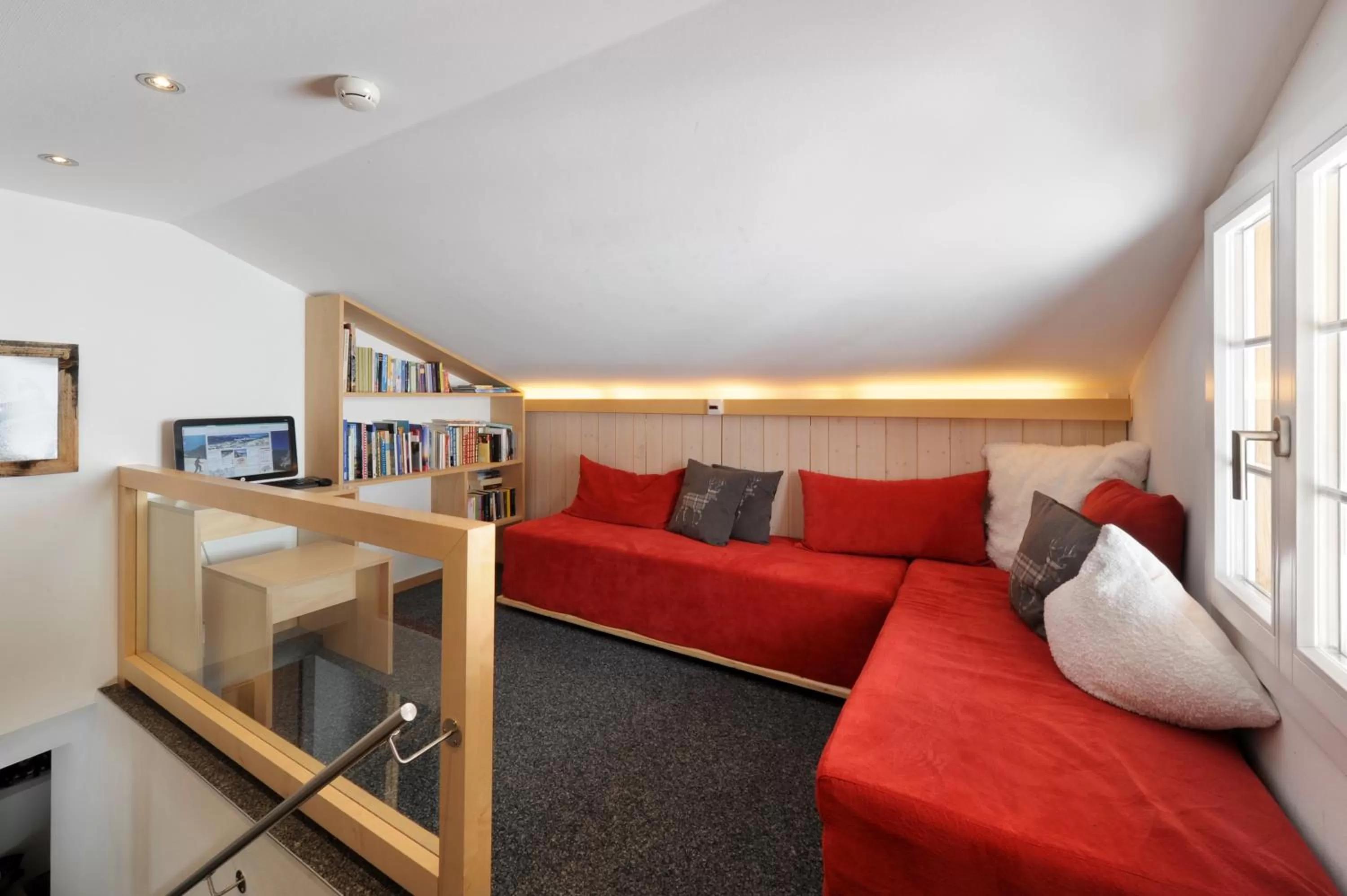 Library, Bed in Alpinhotel Bort