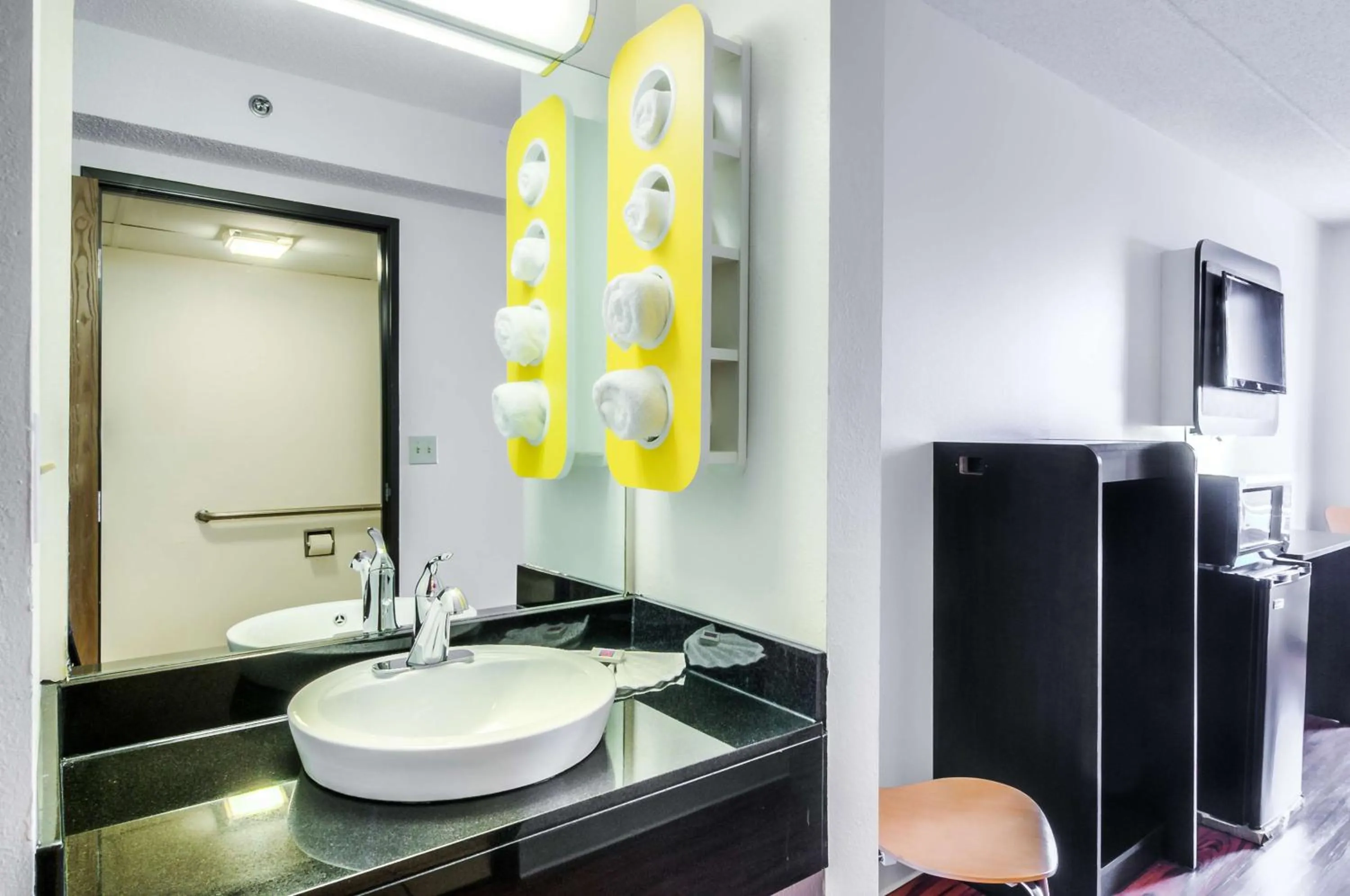 King Room - Non-Smoking in Motel 6-Lansing, IL - Chicago South