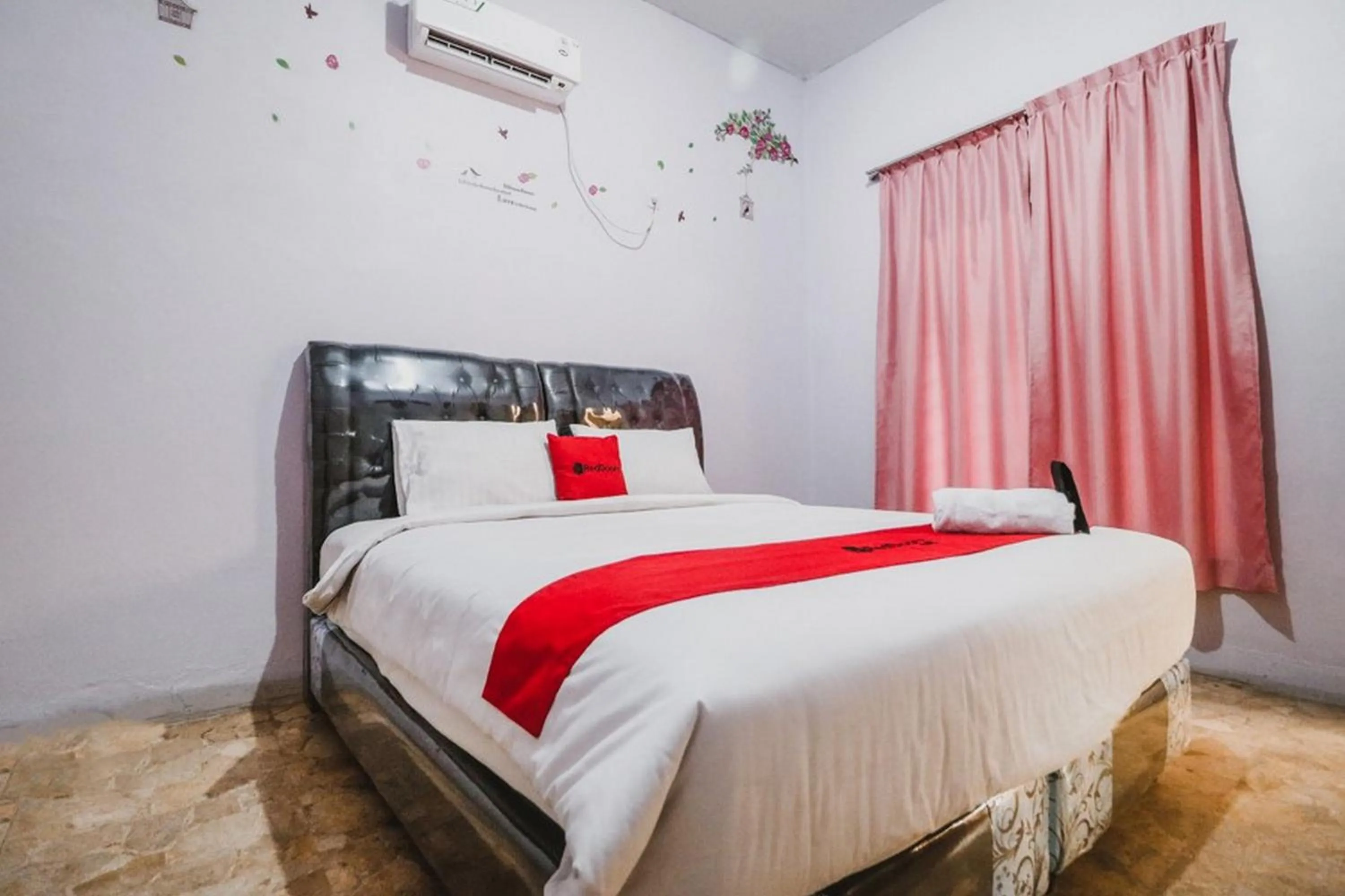 Double Room in RedDoorz near Millennium ICT Center Medan