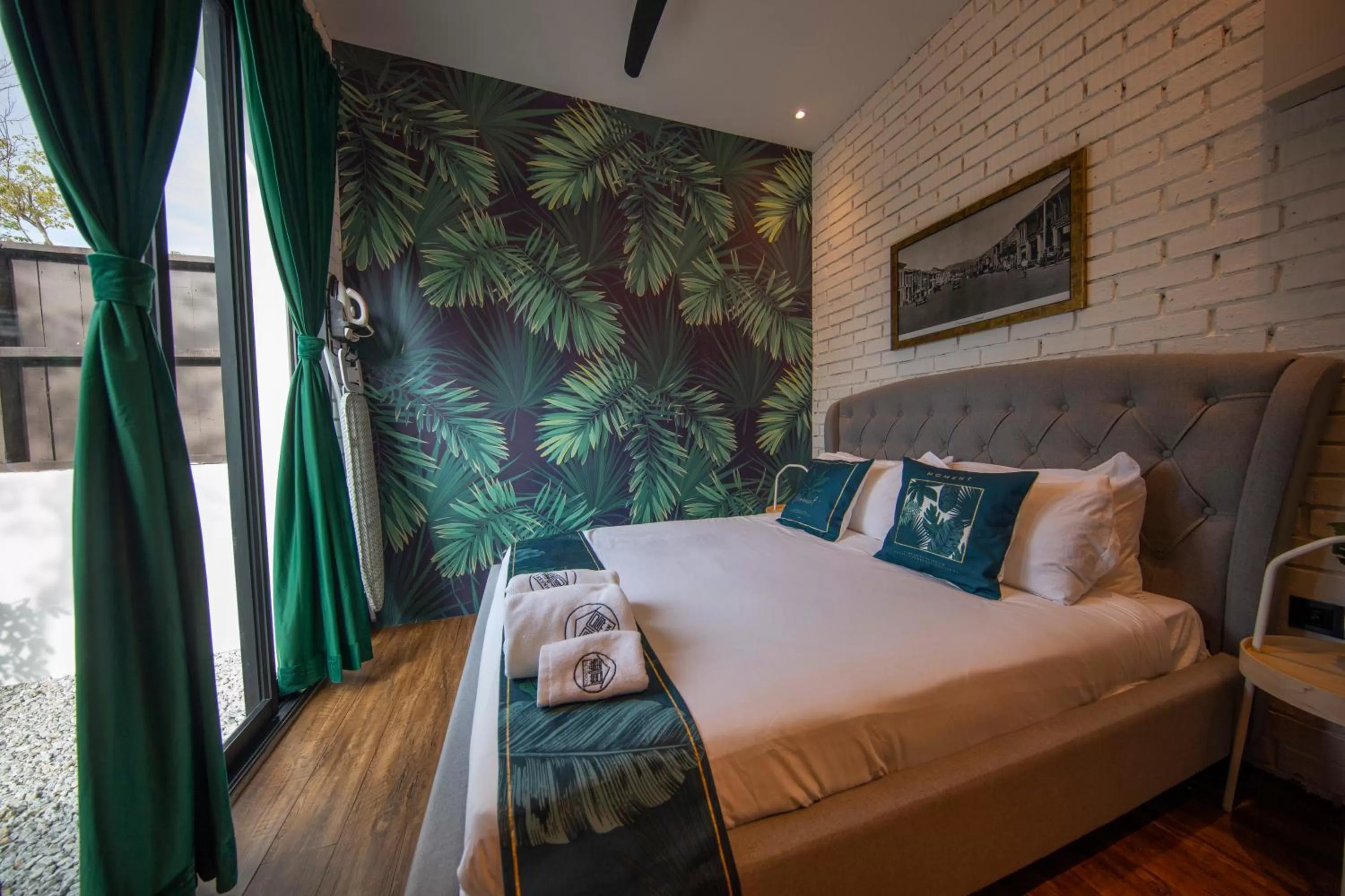 Queen Room with Garden View in Carnarvon Suites