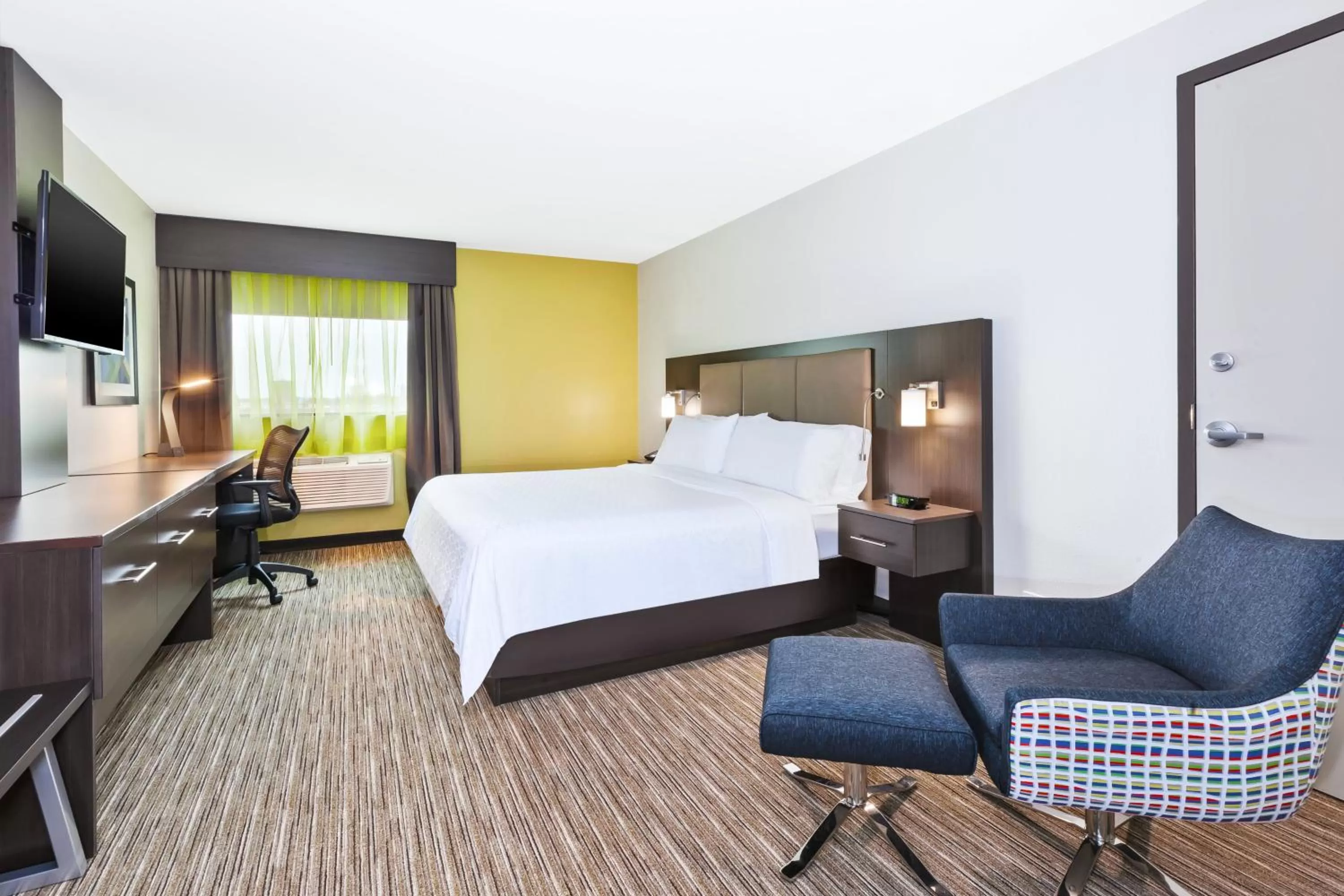 Standard King Room in Holiday Inn Express Winnipeg Airport - Polo Park by IHG